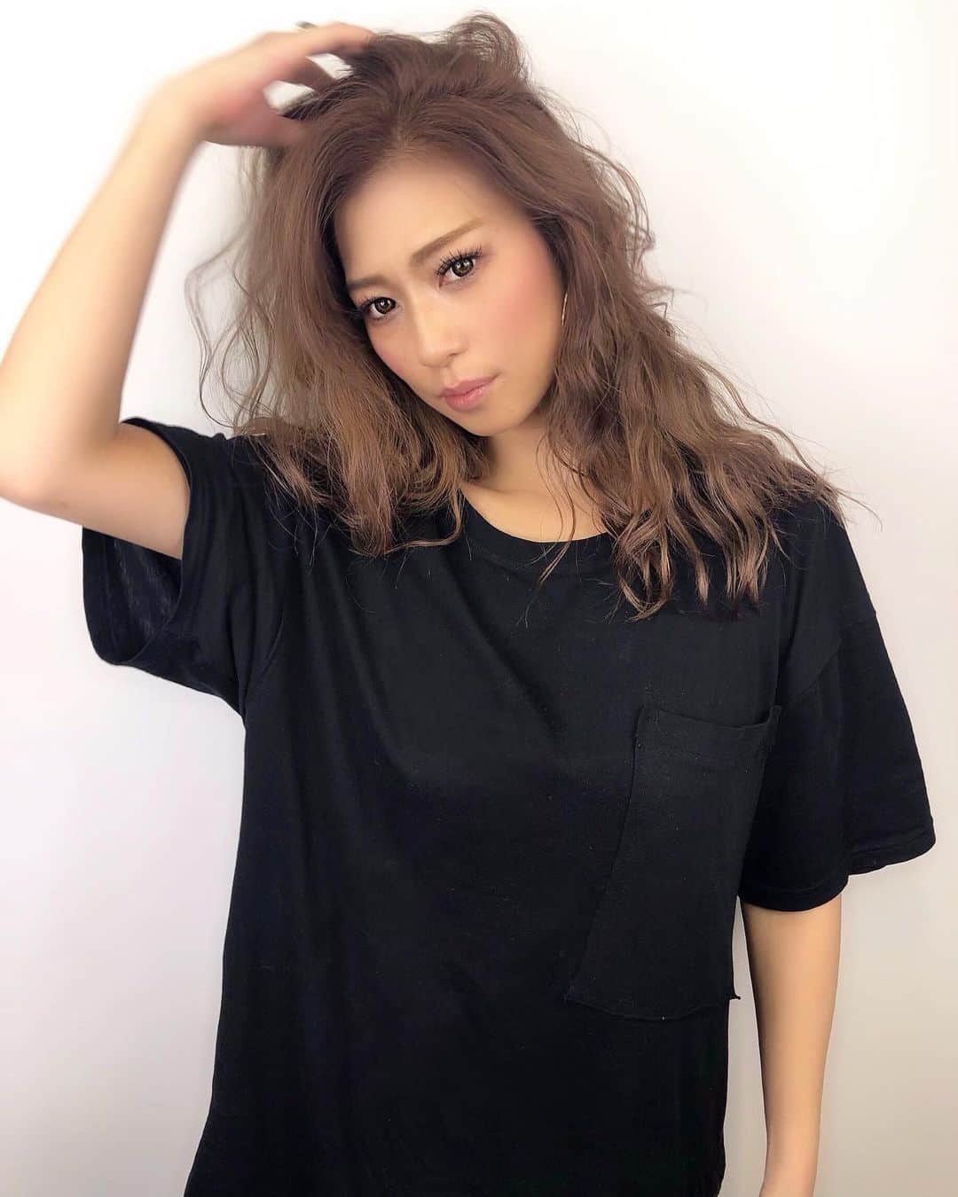 長谷川唯のインスタグラム：「・ ・ じゃじゃじゃーーん！！！私にとっては大イメチェンをしました🤭💗💗思い切ってブリーチをしてミルクティーべージュにしたよん✨どうかな？！😘まじオシャレな色になったぁ〜💯 ・ ・ #カラーリング #hair #haircolor #me #colorista #ヘアカラー #hairstyle #instagood」
