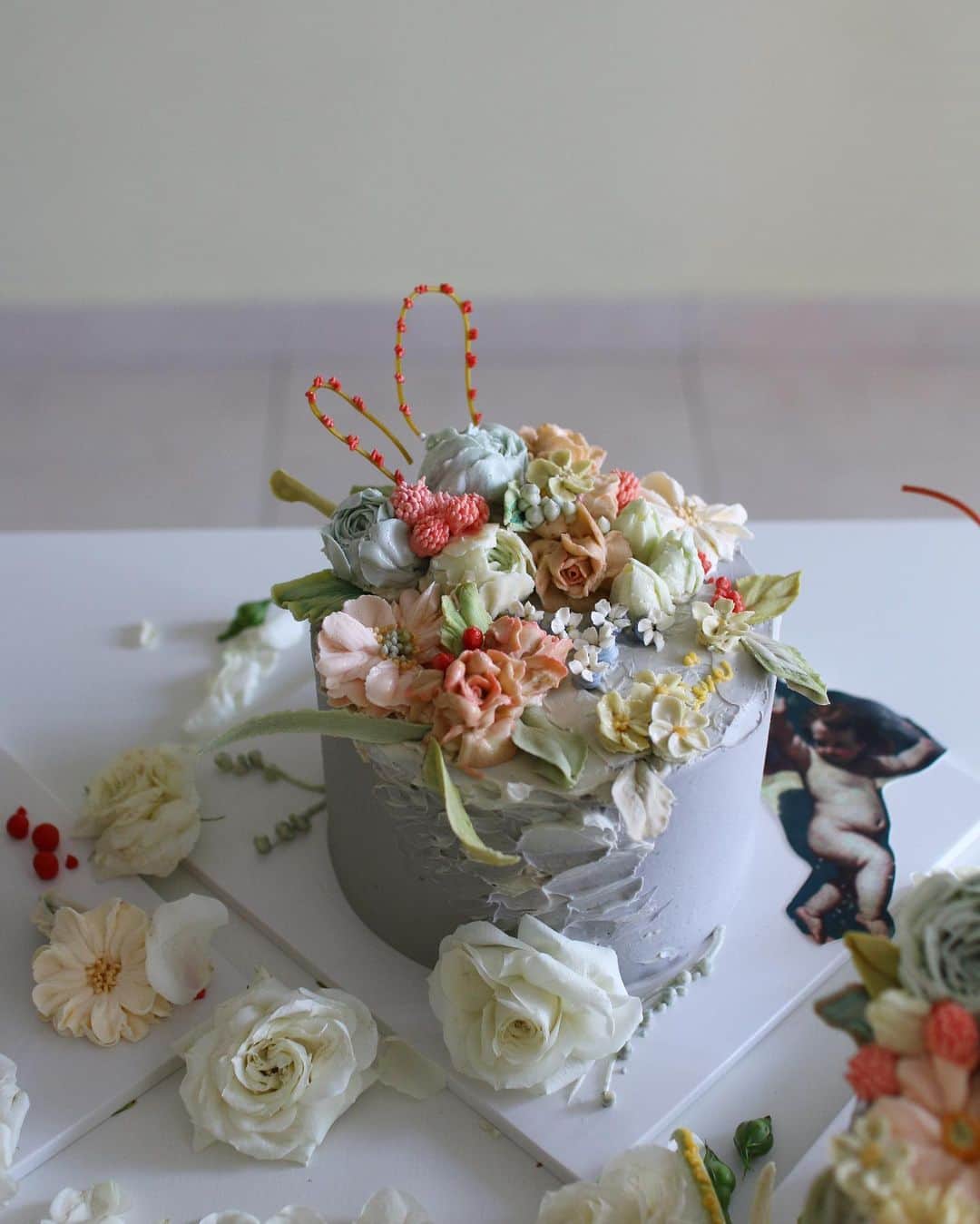 청담 수케이크 (atelier soo)さんのインスタグラム写真 - (청담 수케이크 (atelier soo)Instagram)「ㅡ Singapore CLASS  feminine Style ❣️ ㅡ Hi, Singapore. 예쁘고순한사람들 @febspantry  ㅡ #flower #cake #flowercake #weddingcake #cupcake #buttercreamcake #buttercream #designcake #soocake  www.soocake.com vkscl_energy@naver.com」7月19日 23時34分 - soocake_ully