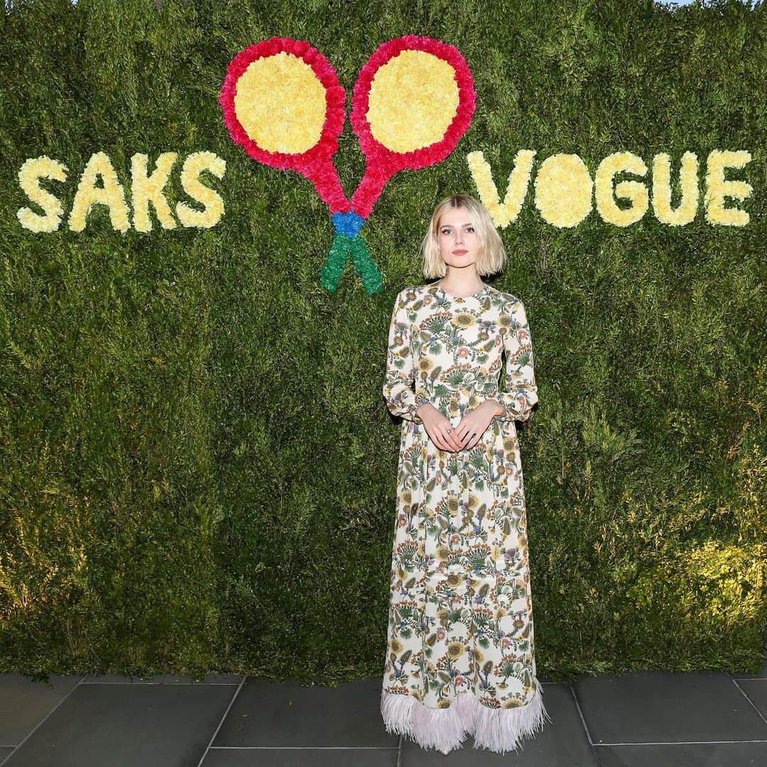 Saks Fifth Avenueのインスタグラム：「@Saks and @voguemagazine celebrated the summer season in #SaksStyle with an intimate dinner hosted by actress Lucy Boynton. The evening began with a tennis match between world champion Andy Roddick and Luka Gregorc, followed by an al fresco dinner on the court.」