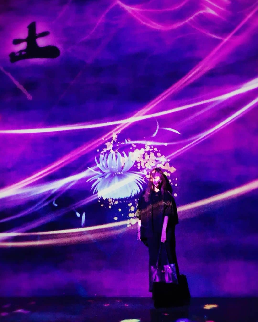 のインスタグラム：「かっこよかった、、 綺麗！可愛いかった。 cool,beautiful,cute..‼︎ #MAHIRO #真洋 #마히로 #teamlab #チームラボ」