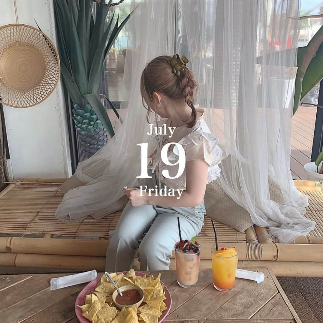 bis_web bis [ビス] さんのインスタグラム写真 - (bis_web bis [ビス] Instagram)「July 19, Friday ﻿ ﻿ ﻿ 🌷﻿ ﻿ ﻿ 湿気の多い日はヘアアレンジでかわいく！﻿ ﻿ おしゃれな女の子のヘアアレンジを参考にしてみてね！✨﻿ ﻿ ﻿かわいいアレンジが完成したら @bis_web / #bis_web﻿ をタグ付けして投稿してねっ❤️﻿ ﻿ ﻿ ﻿ ﻿ ﻿ ﻿ #ヘアアレンジ #ヘアスタイル #ヘア #髪型 #ヘアセット #三つ編み #ねじりアレンジ #ねじり編み #編み込み #三つ編みポニー #ポニーテール #ポニーテールアレンジ #hairarrange #アレンジ #リボンアレンジ」7月19日 23時44分 - bis_web