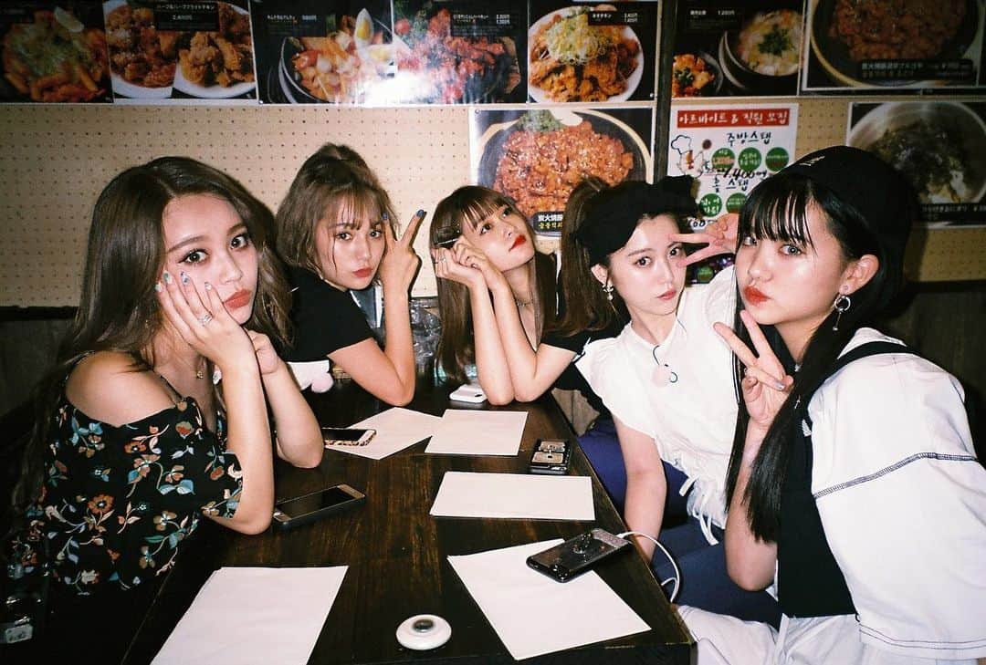 浪花ほのかのインスタグラム：「、 、 、 ポプ戦最終回みたかな？！🤭 3人さん！専属おめでとう！！！ このお仕事に限らず、本当に頑張っても結果がなかなか出せないことがあって、「もっと頑張って」なんて言われてもどこをどう頑張ればいいのかとかすごく難しいことで、約4ヶ月もの長い期間みんなが必死に頑張ってる姿を近くで見て、私もこうゆうところ頑張らなきゃとかすごく刺激的になりました。 沢山の意見が飛び交う中で負けずに頑張ってるみんなはすごく強くて強くて。 こんなに頑張ったのに。って思う気持ちは絶対あると思うけど、夢は本当に諦めてしまったらもうそこで終わり。諦めないで頑張ればいつか結果は出ると思います。特にPopteenは努力した分だけ結果になる雑誌で、実際私も専属になるまでたくさんのオーディションを受けてきました。結果は良くない時もあれば、いい時もあれば、もう無理かな。って諦めようとした時も沢山ありました。 JKバトルの時も正直もう無理かな。って思ってました。 でも怖くて怖くて頑張ろうって決めたら本当に結果になって表紙も飾らせてもらってこの時改めて思ったのが本当に努力は結果になるな〜って思いました！ 第3次があるということはまたの、本当のチャンスだと思います。チャンスがあるということは本当に素晴らしいことで絶対に次はなるから！って前に向かってみんなには頑張って欲しいと思います。  それと桜えびベーコンずのるちゃまるとみかんちゃん！ 本当に選んでよかったって改めて思います。 正直本当に約立たずな私だったんだけどそれによってすごく責任感を感じてて、でもずっと2人がゆってくれた、「ばびさんに選んでもらえて本当に嬉しい」「絶対に恩返しします」って言葉が本当に心強かったんだ！結果は残念だったけど本当に2人はとても頑張ったってのは私はしっかり見てました。だんだん可愛くなってく2人から私も必死に逃げてました。 みかんちゃんは途中で脱落してしまって、なのに1回も弱音吐かずに頑張りますの一点張り。るちゃは今日泣かなかったよね！すごく強かったしかっこよかったよ。 とても意味があって選んだ2人。今本当に選んでよかったと心から思います。愛してるよ〜！ これ以上話してしまうとすごく長くなるので、ここまで。 本当に改めてみんなお疲れ様でした！  本当にポプ戦ってすごく色んな意味で深い番組です。  第3次ポプ戦も是非見てください！☺️ #Popteen」