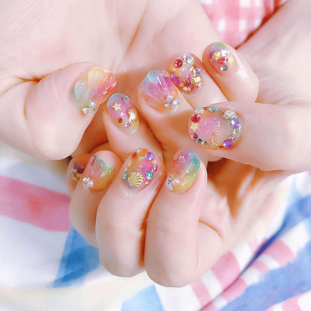 のインスタグラム：「colorful🐚 #nail #nails #nailart #ネイル #美甲 #ネイルアート  #clou #nagel #ongle #ongles #unghia #japanesenailart #manucure #네일 #젤네일 #네일아트 #네일리스트 #japanesenails #manicurist #gelnails #貝ネイル #シェルネイル #shellnails #夏ネイル #summernails #大久保ちか ちゃん ⠀ PREGELミューズ クリアピンク、クリアパープル、クリアマリン、クリアイエロー、クリアライム、オーロラドリーム」