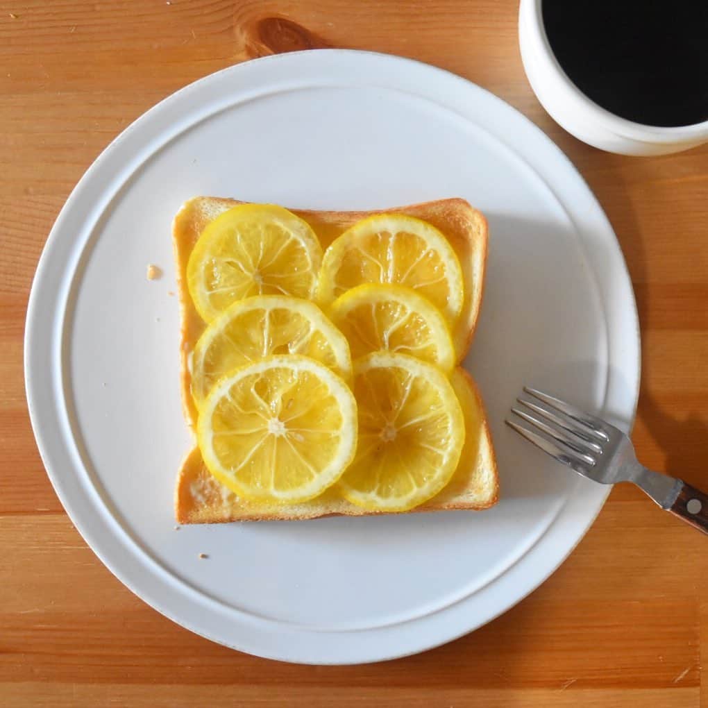 山崎佳のインスタグラム：「Today’s breakfast. はちみつレモントースト。 1週間がものすごい早さで終わっていった…と思ったけど、そういえば月曜が祝日で休みだったんだっけ。もう忘れてた。」