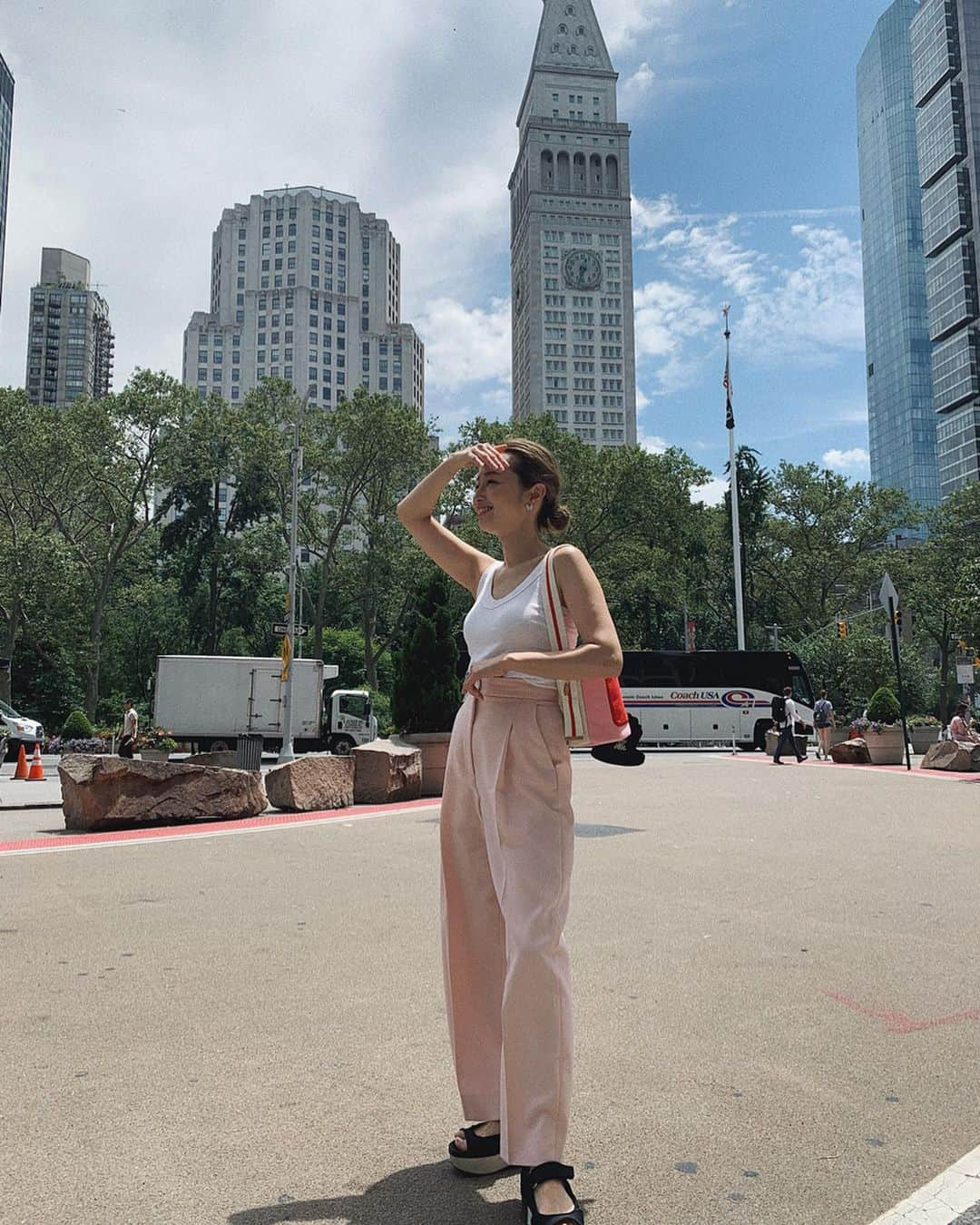 翁安芸さんのインスタグラム写真 - (翁安芸Instagram)「New York Summers 🗽☀️⛱ 公園の砂場や水遊びで、私のズボンも立派に汚れ帰ってすぐに手洗い☁️ 先月号のVERYでも紹介しているTHE LAUNDRESS @thelaundress の石鹸が優秀です💖 #momanddaughter #ニューヨーク #夏 #akiweng #翁安芸 #newyork」7月19日 23時50分 - akinyc