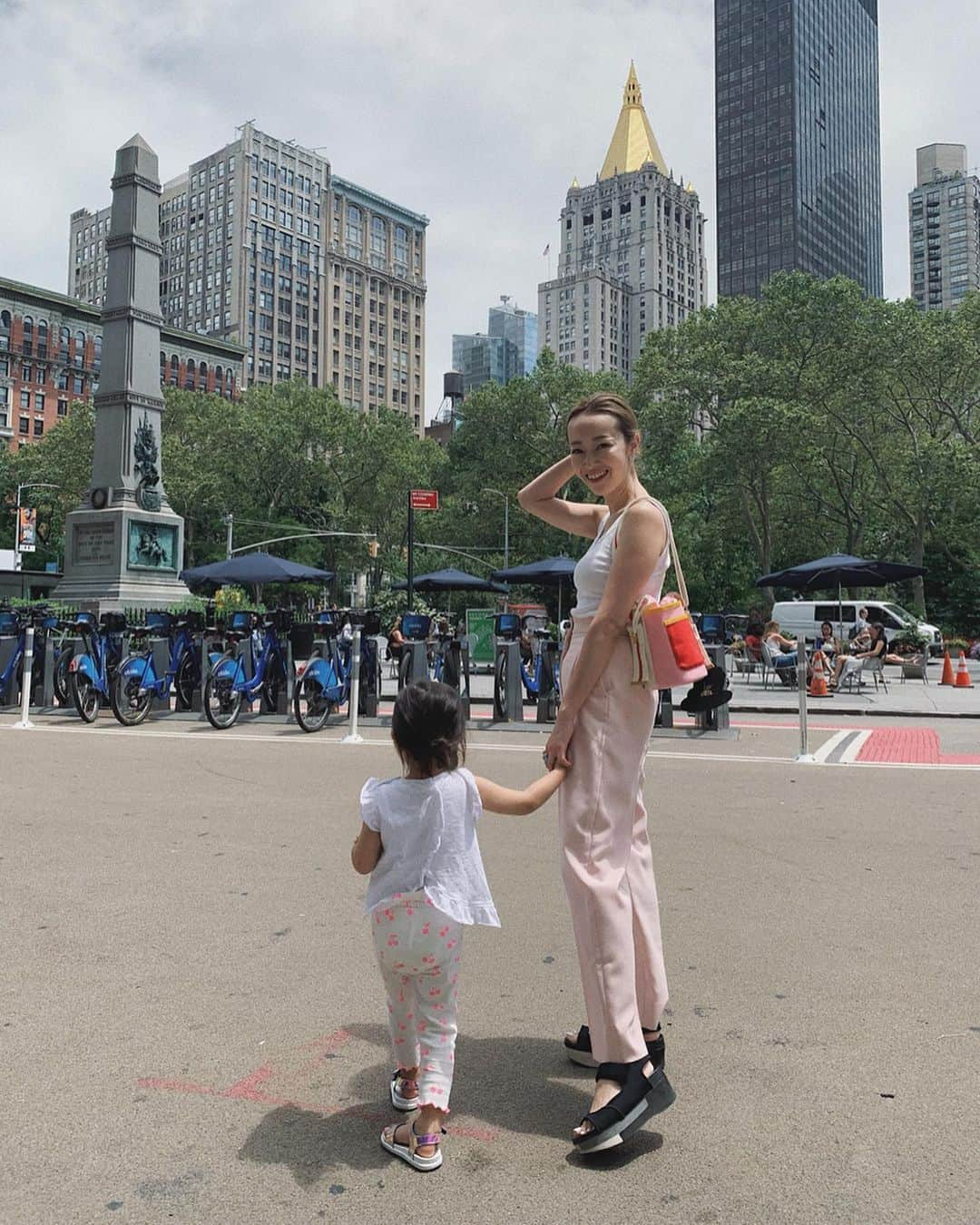 翁安芸さんのインスタグラム写真 - (翁安芸Instagram)「New York Summers 🗽☀️⛱ 公園の砂場や水遊びで、私のズボンも立派に汚れ帰ってすぐに手洗い☁️ 先月号のVERYでも紹介しているTHE LAUNDRESS @thelaundress の石鹸が優秀です💖 #momanddaughter #ニューヨーク #夏 #akiweng #翁安芸 #newyork」7月19日 23時50分 - akinyc