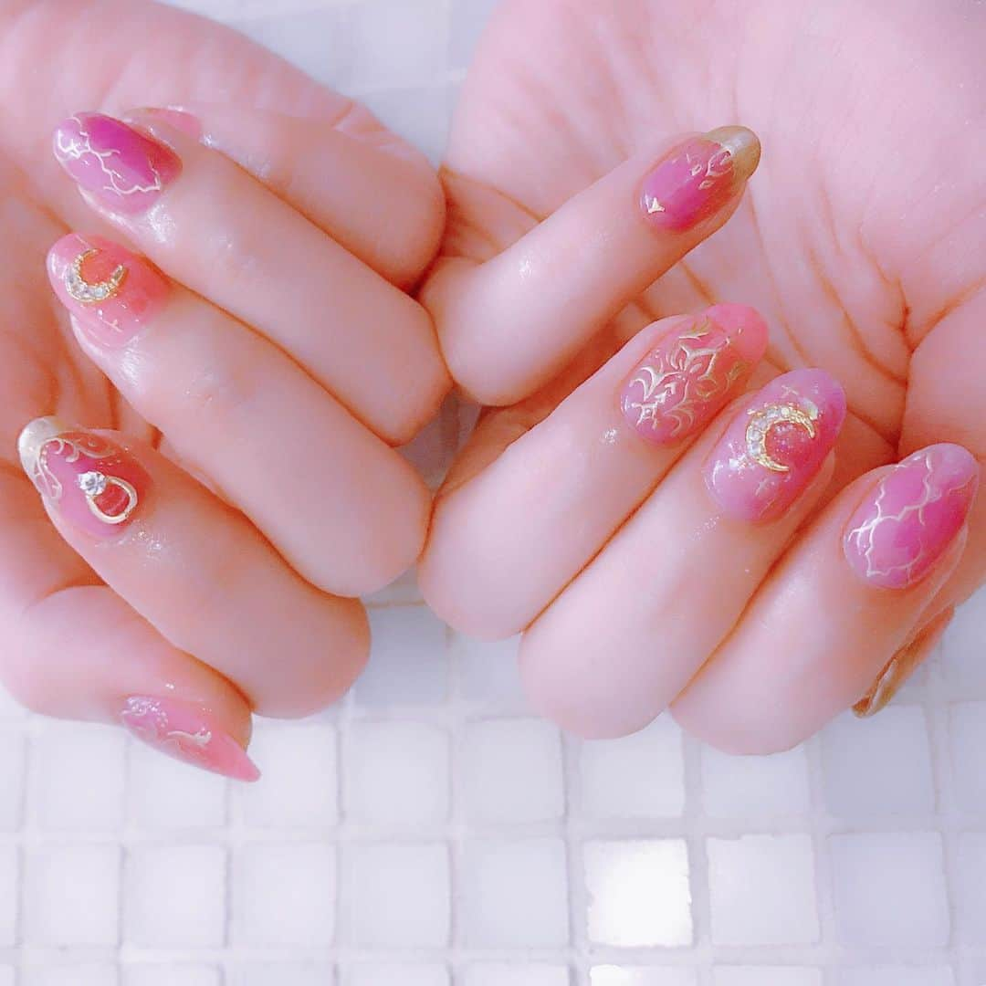 なかやまちえこさんのインスタグラム写真 - (なかやまちえこInstagram)「Jasmine🏰 #nail #nails #nailart #ネイル #美甲 #ネイルアート  #clou #nagel #ongle #ongles #unghia #japanesenailart #manucure #네일 #젤네일 #네일아트 #네일리스트 #japanesenails #manicurist #gelnails #モロッコネイル #morocconails #松嵜麗 さん⠀ PREGELミューズ クリアピンク、クリアパープル きまぐれキャット リキッドメタル ゴールド」7月19日 23時54分 - chiekonakayama