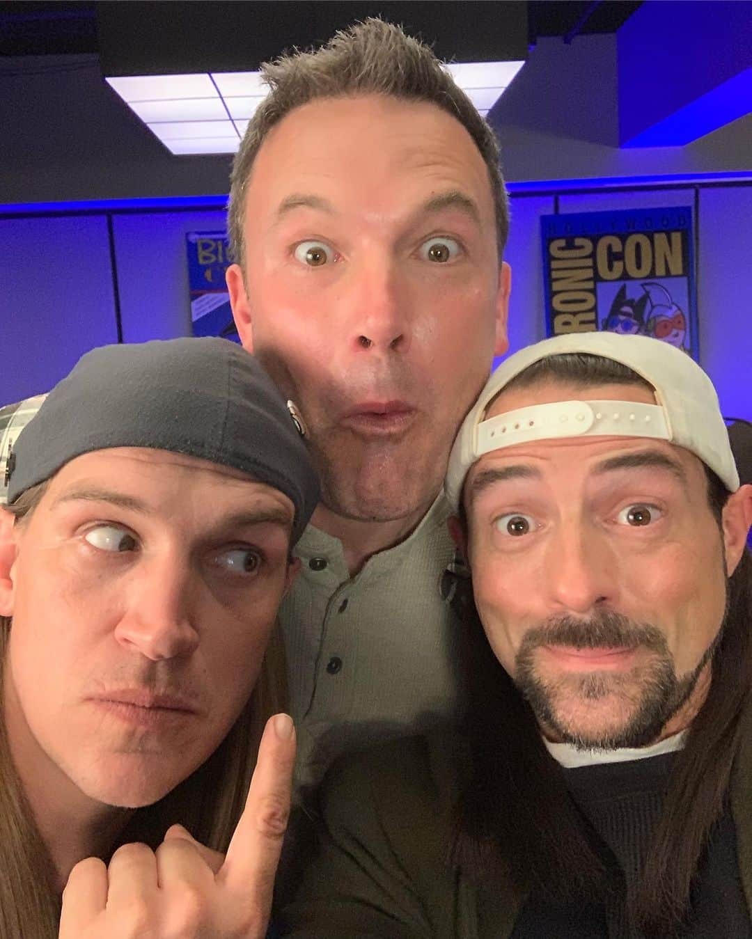 ケヴィン・スミスさんのインスタグラム写真 - (ケヴィン・スミスInstagram)「MY BOYFRIEND’S BACK! When the trailer for @jayandsilentbob Reboot dropped (link in my bio), folks found out a few of our secrets - one of the biggest being that @benaffleck is back as Holden McNeil! The co-creator of #bluntmanandchronic and friend of #jayandsilentbob plays a crucial role in the Reboot and his scene is one of the best bits of cinema I’ve ever been involved with: it’s absolutely magical and life-affirming and all the things I really care about now, post-heart attack. But when we started shooting the movie, the scene didn’t exist. This scene - and more importantly, my reunion with a guy who I’ve missed terribly for nearly a decade - only happened because of @kevinmccarthytv. Kev interviewed Ben for his @netflix movie #triplefrontier and kicked off by asking Ben “Did they call you for Reboot yet?” And Ben said no, but he was available. So producer @jordanmonsanto said “Call Ben.” I told her “That’s just some nice shit to say at a junket. He wasn’t serious.” A week later, Jordan, @jaymewes and @jenschwalbach we’re all pressing me to reach out to Ben, so I finally did. I was scared to be rejected, but I texted him “To paraphrase the sad old King Osric in CONAN THE BARBARIAN? ‘There comes a time when the jewels cease to sparkle, when the gold loses its luster, when the throne room becomes a prison, and all that is left is a director’s love for the people he used to make pretend with.’” And after a long beat of wondering how he’d receive this, my estranged friend wrote back as only he could: “Of course you still liken yourself to a king,” he joked. And then “Would be a pleasure to see you again, Old Man.” So naturally, weepy me - who breaks down emotionally during comic book flicks - was a blubbery mess. Not only did we score an amazing scene for the flick, but I also got my friend back - all because of entertainment journalism. Thank you, #kevinmccarthytv - your #viewaskew themed opening question not only allowed me to make an 8 page sequel to #chasingamy in the middle of #JayAndSilentBobReboot, it also brought back a massive missing piece of my heart. #KevinSmith #benaffleck #JasonMewes #reunited #comiccon #holdenmcneil」7月19日 23時54分 - thatkevinsmith