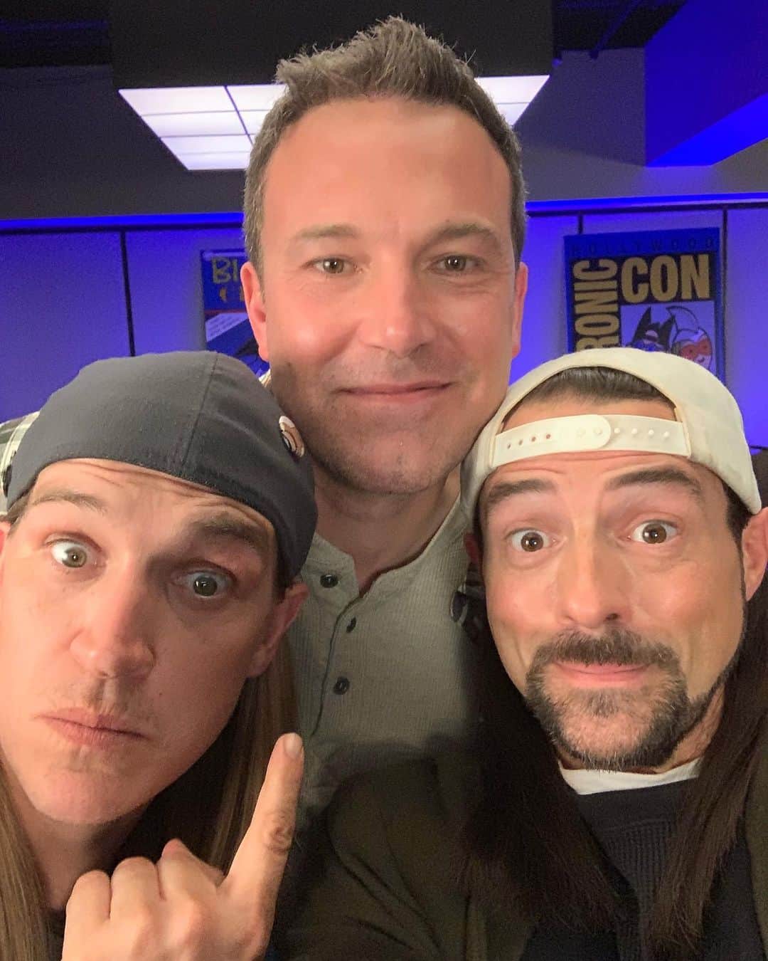 ケヴィン・スミスのインスタグラム：「MY BOYFRIEND’S BACK! When the trailer for @jayandsilentbob Reboot dropped (link in my bio), folks found out a few of our secrets - one of the biggest being that @benaffleck is back as Holden McNeil! The co-creator of #bluntmanandchronic and friend of #jayandsilentbob plays a crucial role in the Reboot and his scene is one of the best bits of cinema I’ve ever been involved with: it’s absolutely magical and life-affirming and all the things I really care about now, post-heart attack. But when we started shooting the movie, the scene didn’t exist. This scene - and more importantly, my reunion with a guy who I’ve missed terribly for nearly a decade - only happened because of @kevinmccarthytv. Kev interviewed Ben for his @netflix movie #triplefrontier and kicked off by asking Ben “Did they call you for Reboot yet?” And Ben said no, but he was available. So producer @jordanmonsanto said “Call Ben.” I told her “That’s just some nice shit to say at a junket. He wasn’t serious.” A week later, Jordan, @jaymewes and @jenschwalbach we’re all pressing me to reach out to Ben, so I finally did. I was scared to be rejected, but I texted him “To paraphrase the sad old King Osric in CONAN THE BARBARIAN? ‘There comes a time when the jewels cease to sparkle, when the gold loses its luster, when the throne room becomes a prison, and all that is left is a director’s love for the people he used to make pretend with.’” And after a long beat of wondering how he’d receive this, my estranged friend wrote back as only he could: “Of course you still liken yourself to a king,” he joked. And then “Would be a pleasure to see you again, Old Man.” So naturally, weepy me - who breaks down emotionally during comic book flicks - was a blubbery mess. Not only did we score an amazing scene for the flick, but I also got my friend back - all because of entertainment journalism. Thank you, #kevinmccarthytv - your #viewaskew themed opening question not only allowed me to make an 8 page sequel to #chasingamy in the middle of #JayAndSilentBobReboot, it also brought back a massive missing piece of my heart. #KevinSmith #benaffleck #JasonMewes #reunited #comiccon #holdenmcneil」