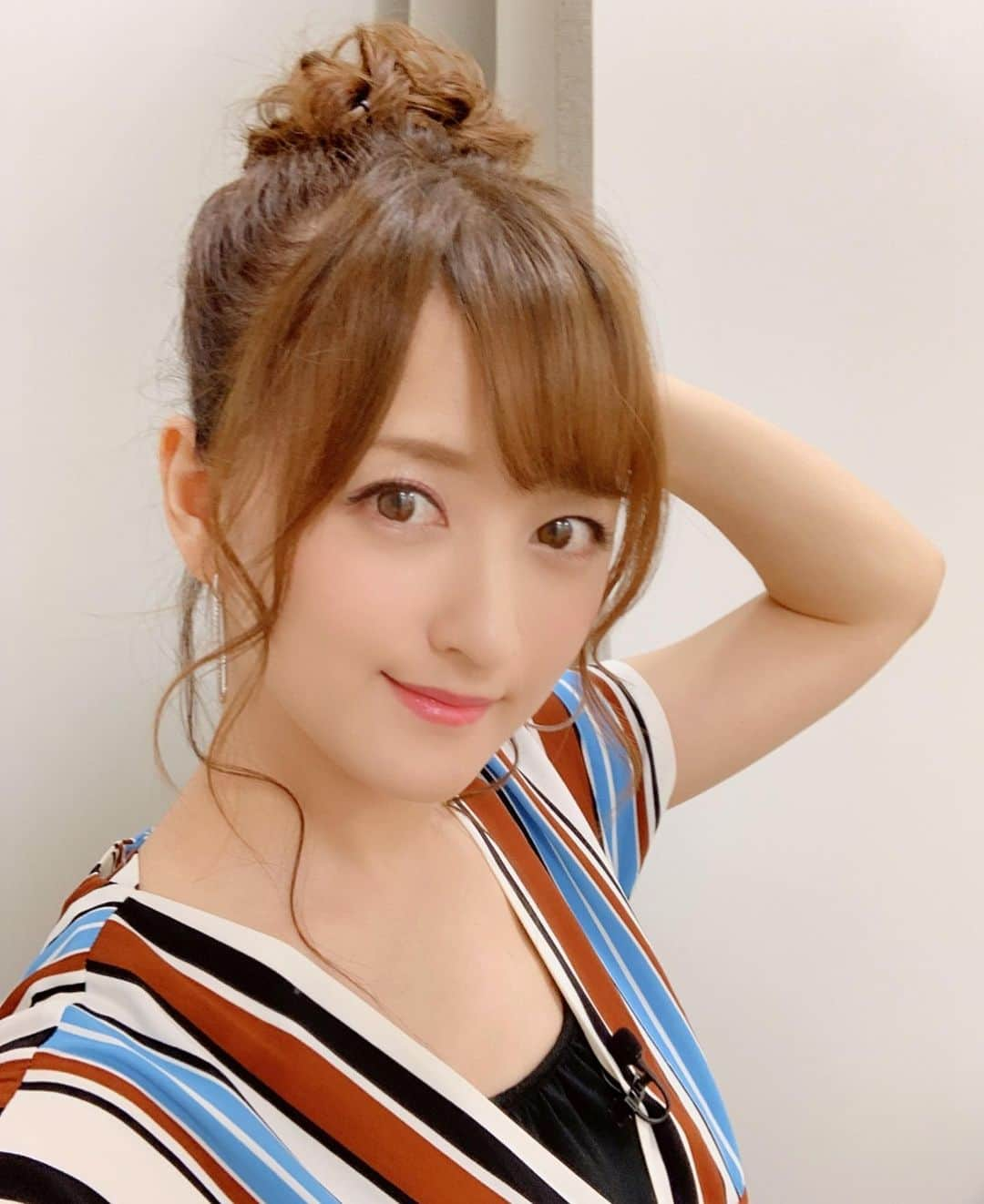 小松彩夏さんのインスタグラム写真 - (小松彩夏Instagram)「﻿ 『アベマde週末ボートレース ~Friday~#4』観てくださった皆さん✨ありがとうございました‼️﻿ ﻿ まさかのランキング1位に😝‼️﻿ 完全にビギナーズラックです🤣(笑)﻿ ﻿ 本当に本当に楽しかったー😆💕﻿ これはボートレースハマりそうです🚤﻿ ﻿ 白河雪菜ちゃんが詳しすぎて本当に勉強になったし、藤田アナがセーラームーンやってくれて可愛すぎて癒されました🥰﻿ ﻿ ありがとうございました☺️💕﻿ ﻿ 見逃し放送コチラから観られるので是非😊✨﻿ ﻿ https://gxyt4.app.goo.gl/1Kq5Y﻿ ﻿ 今日はメイクさんに﻿ お団子にしてもらいました🍡﻿ ﻿ @AbemaTV﻿ #アベマde週末ボートレース #ボートレース #ビギナーズラック #1位 #やったー #ついてた #趣味が増えそう #笑」7月19日 23時56分 - official_ayaka_502