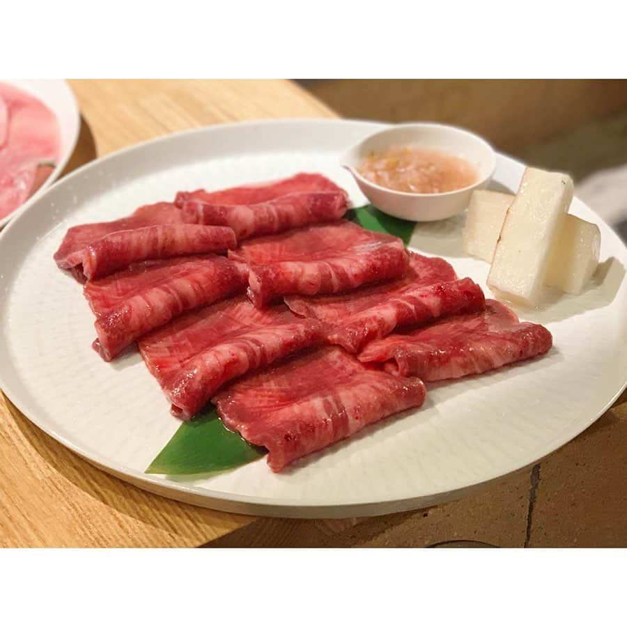 中田奈沙さんのインスタグラム写真 - (中田奈沙Instagram)「New open🤤 @yakiniku.oba @fallindebu さんのインスタをみて 気になっていた《新橋焼肉 おおば》へ 早速行ってきました🤗❤️ 牛、豚、鳥、鹿、羊など、様々なお肉や、 つまみ系メニューやご飯物も秀逸✨✨ まだまだたべたいメニュー沢山なので、 また近々行かなくては😋❤️ * #奈沙ログ #奈沙ログin新橋 #やっぱり米が好き #noricenolife * ⬅︎swipe⬅︎ ①②炊き立て けいじの牛すじ麻辣麻婆ごはん ③炊き立てごはん ④えぞ鹿 ⑤あのロース ⑥つくね&かしら ⑦あのタン ⑧鶏白レバーたたき ⑨旨ラム炙り刺し ⑩パクチーと砂肝 * * #yakiniku #rice #shinbashi #tokyo #foodie #instafood #foodstagram #foodporn #instafood #foodgasm #phakchi #coriander #gourmet #spicy #焼肉 #新橋焼肉おおば #新橋 #グルメ #麻辣 #パクチー #ラム #鹿 #ジビエ #飯テロ #コスパ」7月19日 23時56分 - nasa_nakada