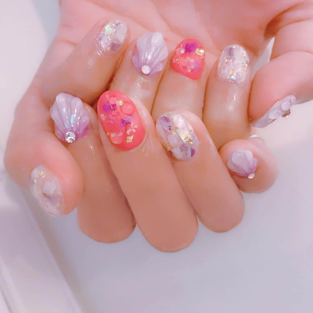 のインスタグラム：「貝殻ネイル🐚 #nail #nails #nailart #ネイル #美甲 #ネイルアート  #clou #nagel #ongle #ongles #unghia #japanesenailart #manucure #네일 #젤네일 #네일아트 #네일리스트 #japanesenails #manicurist #gelnails #貝ネイル #シェルネイル #shellnails #夏ネイル #summernails #rin ちゃん」