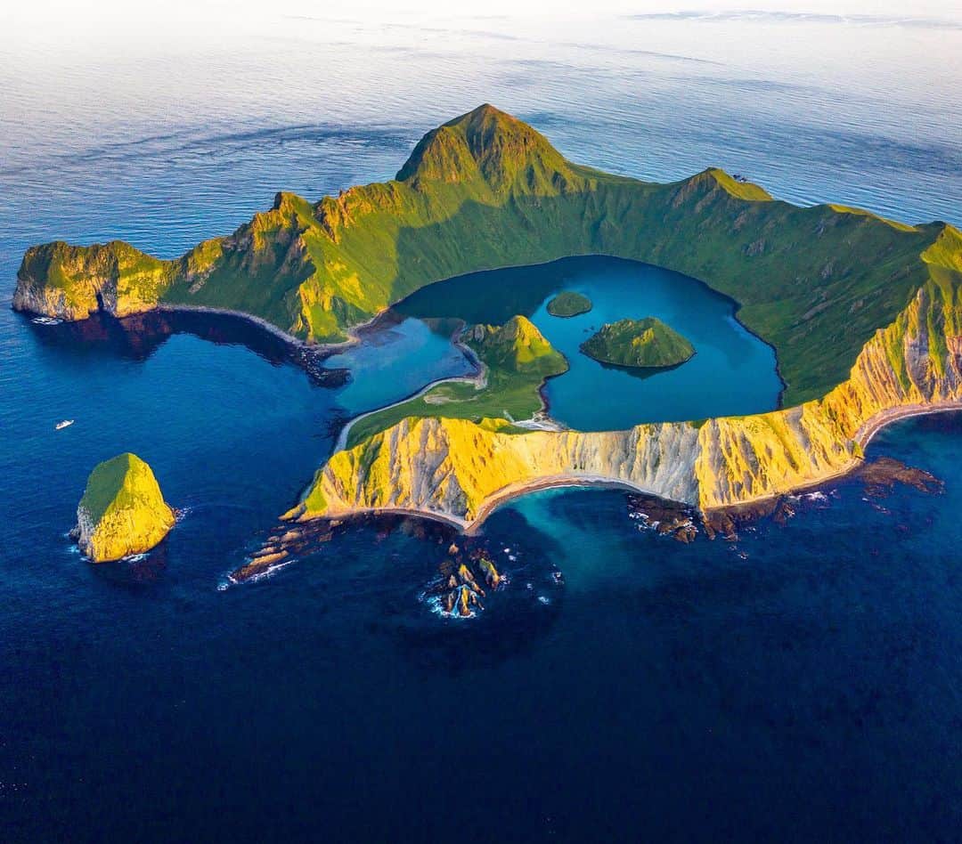 クリス・バーカードのインスタグラム：「This morning was one I will cherish for the rest of my life. After staring at this tiny island for nearly 6 years on google earth maps it felt like an out of body experience to finally step foot on its distant shores. A sunken Volcanic caldera where fresh water meets salt water & hot springs bubble out of of the ground. A vibrant breeding ground for arctic Fox & more bird species that I can count. For a brief moment we felt a bit like the Lost Boys in Neverland. Every one of these islands needs a border guard permission to visit, It wasn’t until the last minute that we got approval. Thanks 🙏🏽 .  #fromkurilswithlove  @rishisugla @jtkerby @tedhesser @tomorrow_unlocked @renan_ozturk @taylorfreesolo @_ryanhill_ @povel」