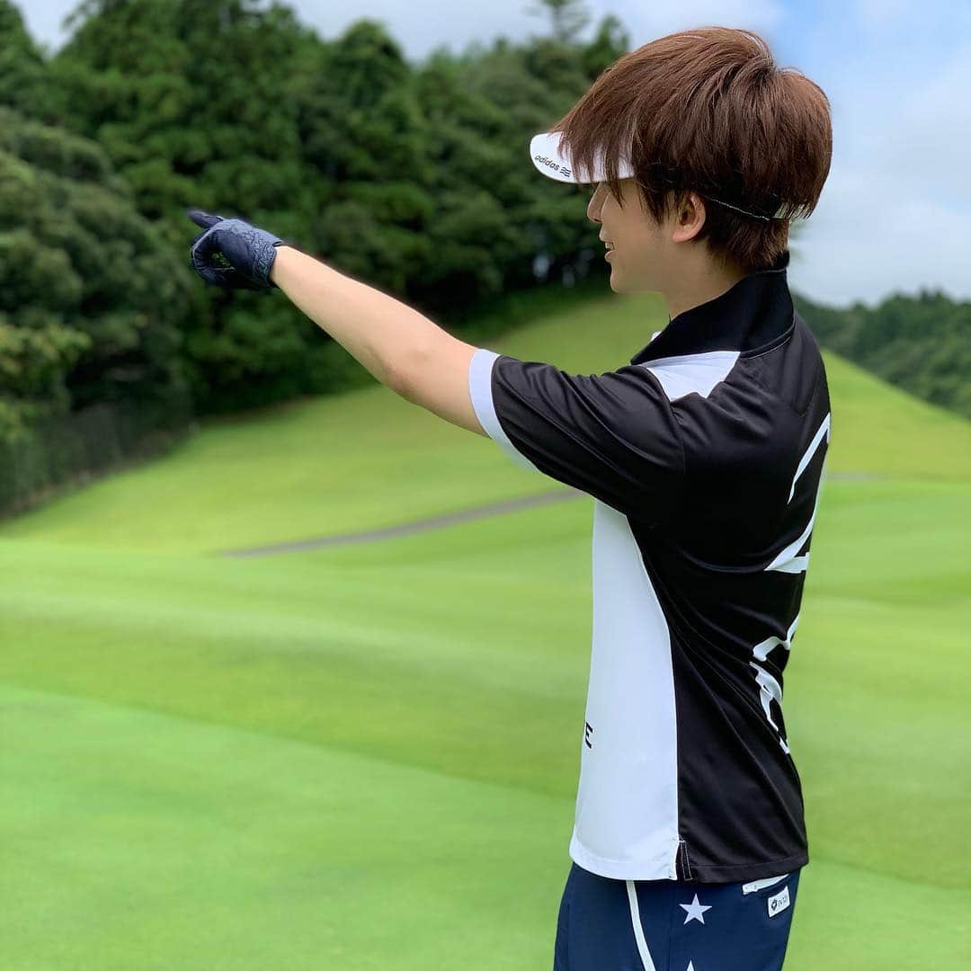 松村淳平のインスタグラム：「ゴルフ🏌️‍♂️ リフレッシュするし、運動になるし、楽しいし、#幸せ #幸せの極み #幸せの権化 #幸せのパンケーキ . . #ゴルフ #ゴルフウェア #ゴルフコーデ #ゴルフ好き #ゴルフ男子 #ゴルフ女子 #ゴルフばか #golf #golfwear #v12golf」