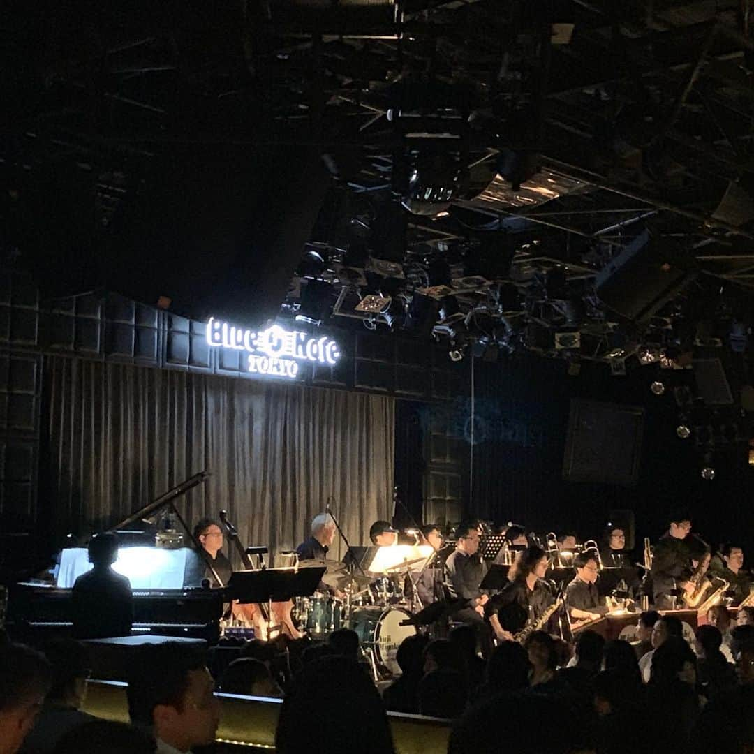 橋本マナミさんのインスタグラム写真 - (橋本マナミInstagram)「#bluenotetokyo  #ブルーノート東京 にて #三宅裕司 さんと #中川晃教 さんがコラボするジャズを友人と聴きに行ってきました💕素敵な歌声と音楽に触れて濃厚なひと時でした(^｡^)楽しかったぁ！！」7月20日 0時02分 - manami84808