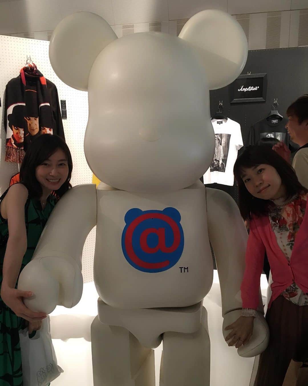 小橋めぐみのインスタグラム：「MEDICOM TOY EXHIBITION '19  レセプションパーティーへ。 もう、夢の空間でした💖 大人たちが目をキラキラさせて、 オモチャを見つめていました。 人気キャラも勢揃い。 ワクワクがいっぱい！ 表参道ヒルズ スペースオー にて 7月25日まで開催中です✨ぜひ！ #中の人お疲れ様でした😭 #メディコムトイ #medicomtoy」