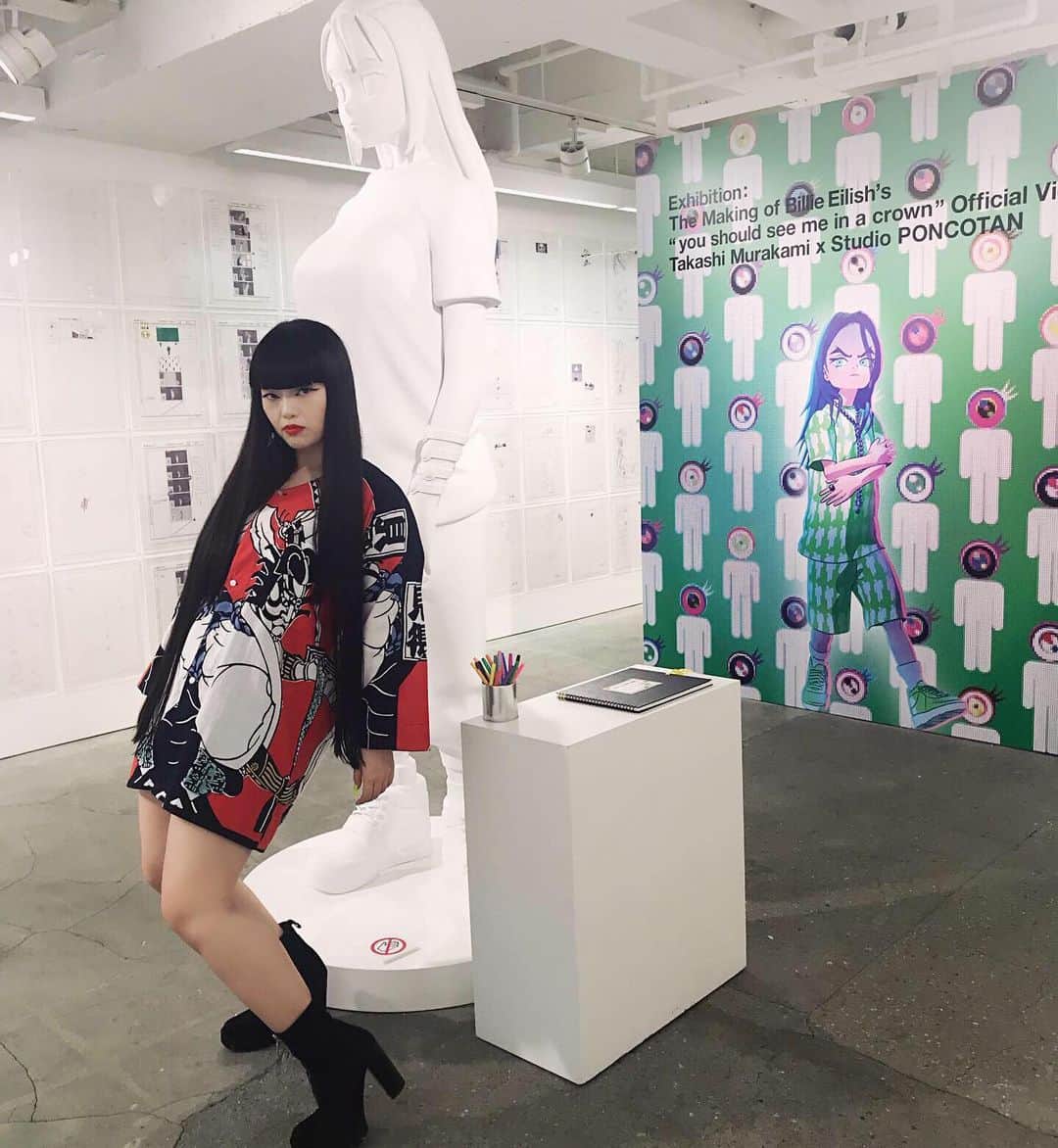 のインスタグラム：「@billieeilish ✖︎ @takashipom 🕷💚I love his art🇯🇵🎨🕷村上隆さんのアートを見てると幸せな気持ちになる。未来を感じ、世界が広がる。#takashimurakami #billieeilish #村上隆」