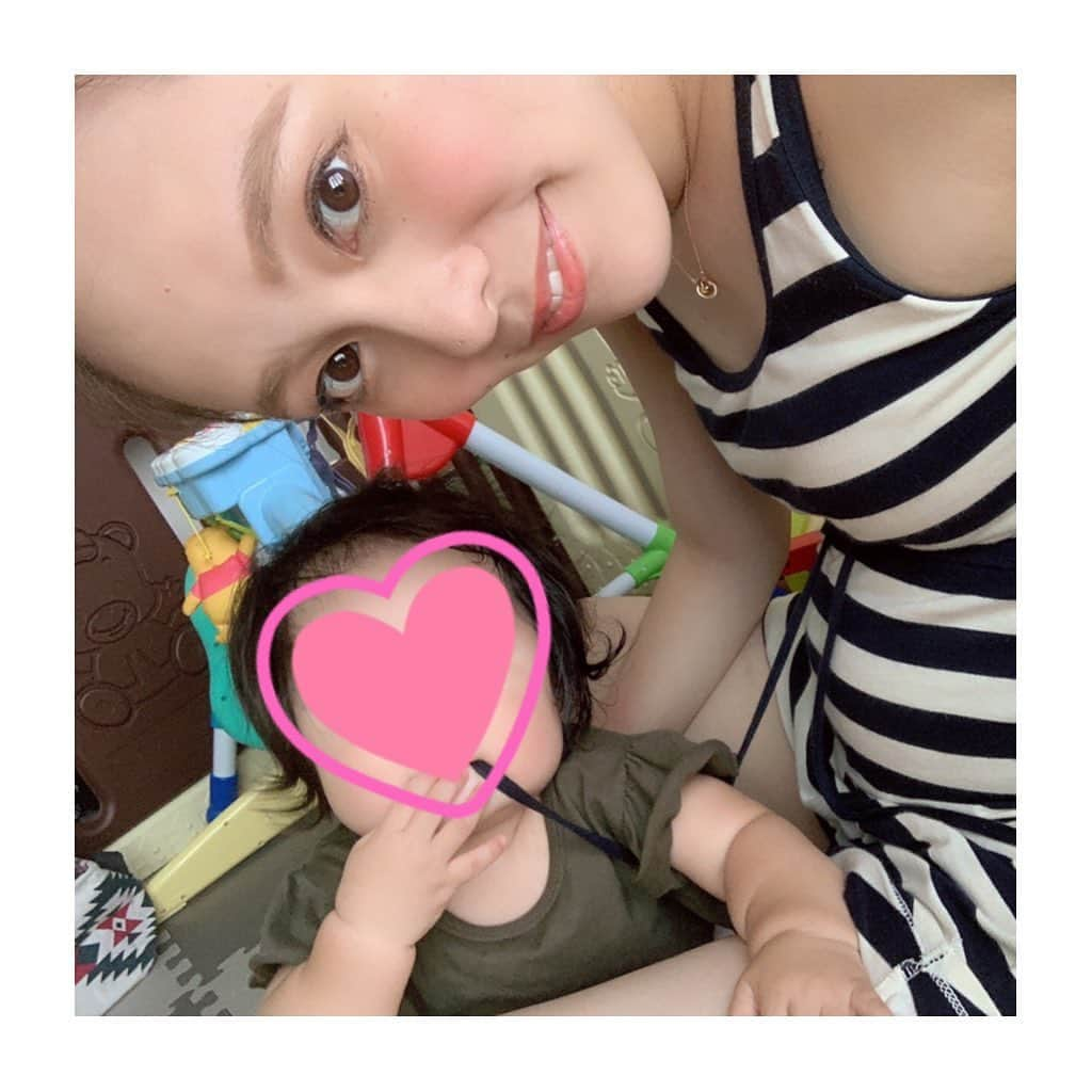 竹澤萌子のインスタグラム：「あっという間に9ヶ月👶🏻❤️ 最近は毎日一緒に世界水泳見てます🧜‍♀️💓💓🇯🇵 起床・就寝時間も安定してきて、離乳食も三回食に🙆‍♀️🍚🌟 手掴みも上手になってきて、日々成長が見られる🌈👏💕 そしてお腹もどんどん大きくなってきて、また腰痛？（腰と言うか、右のお尻が痛い😭）が再発🤰🌀🌀 2番目はもっとお産早いから気をつけなさい！と言われまくりで怖くなってきた🤣🤣🤣💦 変な場所で産まないように気を付けます😂🚙 #妊婦#マタニティ#赤ちゃん#女の子ベビー#娘#0歳#9ヶ月#新米ママ#年子ママ#baby#babygirl#maternity#31w5d#8months#9months#instagood#instalike#世界水泳#萌香の応援#娘も開脚し始めた#将来のマーメイドちゃんになるかな」