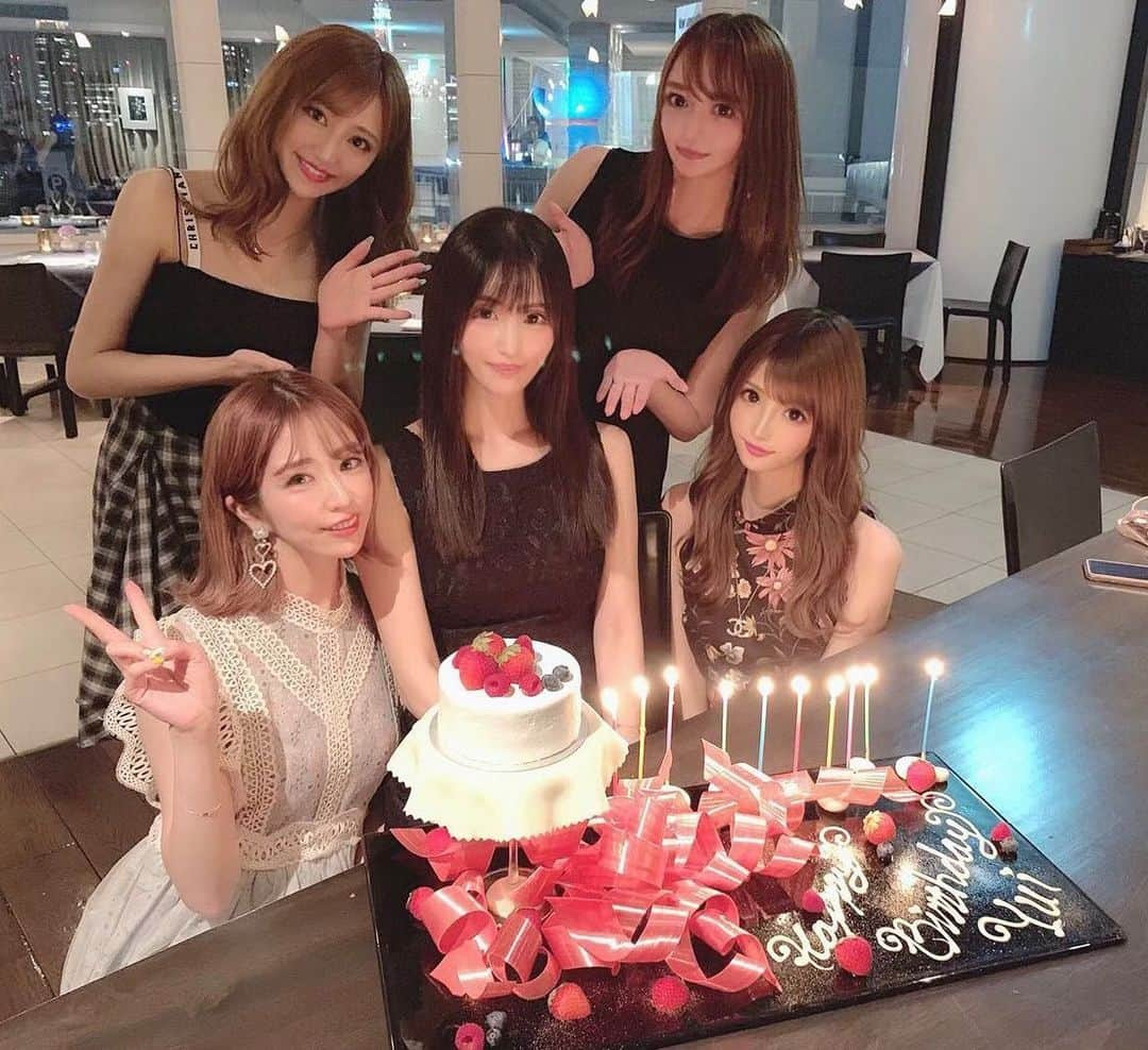 伴かなみさんのインスタグラム写真 - (伴かなみInstagram)「ゆいのお誕生日会🎂💕 たくさん集まるとほんとに話がとまりません🗣🗣﻿  しっかりしてて仕事バリバリしてかわいくて ほんと尊敬する。  ＼ お誕生日おめでとうっ🎉 ／ ﻿  ﻿ #六本木 #六本木ヒルズ #イルブリオ ﻿ #女子会 #女子会ディナー 🥂」7月20日 0時10分 - k____n.8