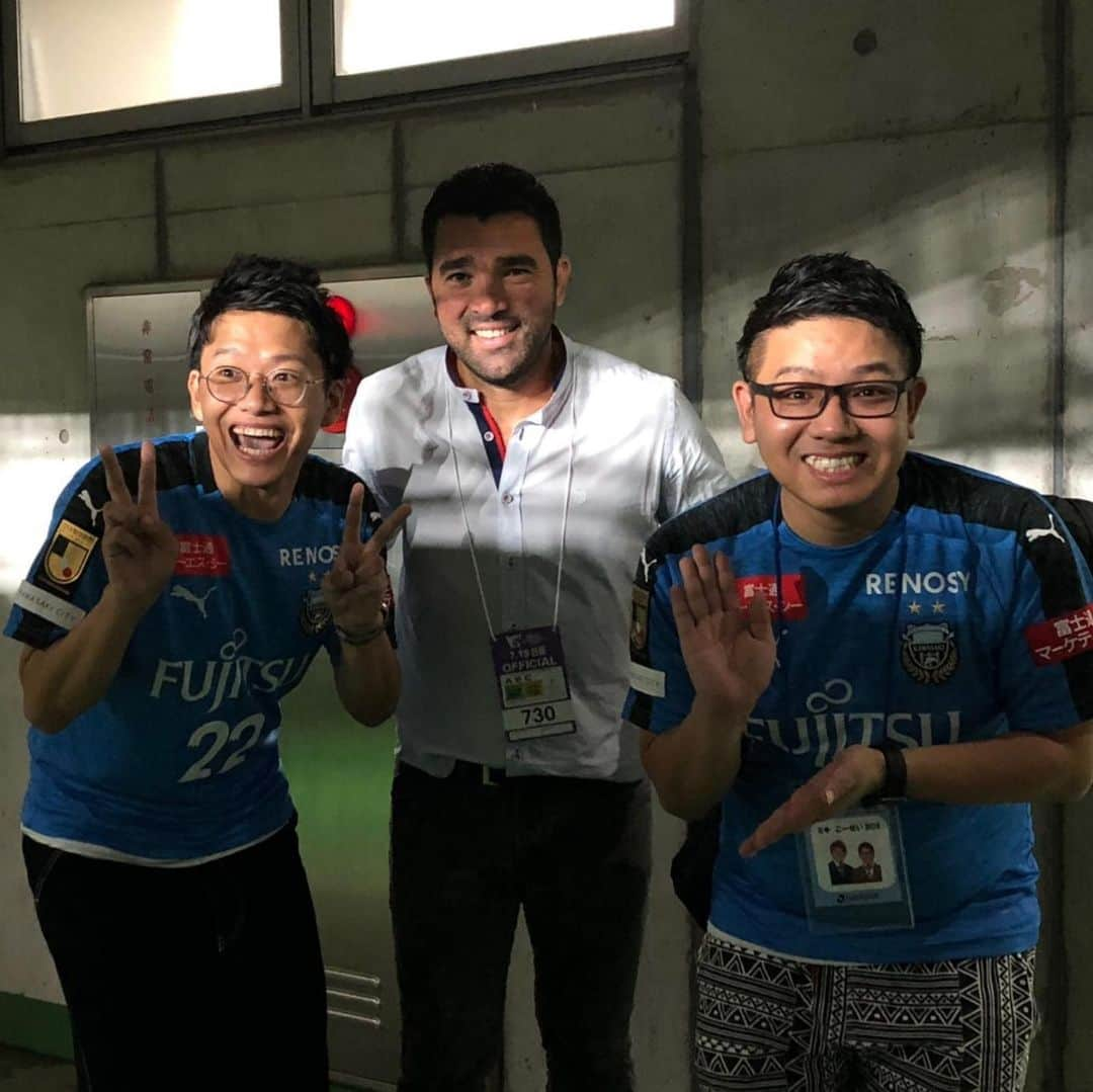 昴生さんのインスタグラム写真 - (昴生Instagram)「Jリーグワールドチャレンジ！！ #フロンターレvsチェルシー！ #大会アンバサダーをさせていただきました！ #試合は #大盛り上がり！ #6万人のお客さんの声援はすごい！ #やっぱりサッカーは生で見んと！ #漫才もよ！ #そして試合終わり #選手の方々と写真を撮っていただきました！ #齋藤学 選手！ #新井章太 選手！ #小林悠 選手！ #谷口彰悟 選手！ #馬渡和彰 選手！ #中村憲剛 選手！ #知念慶 選手！ #脇坂泰斗 選手！ #守田英正 選手！ #皆さん試合後やのにほんま優しかった！ #守田さんは2回目なので少し甘えてしまいました！ #スタッフの方々からケーキもいただいて感謝です！ #またやりたいなぁアンバサダー！ #そしてまさかの #デコ さん！ #急に現れた #デコ さん！ #思わず声に出た #急にデコ！ #もう一生言わんやろなぁ！ #急にデコ！ #ええ人やったなぁ！」7月20日 0時11分 - mikikousei