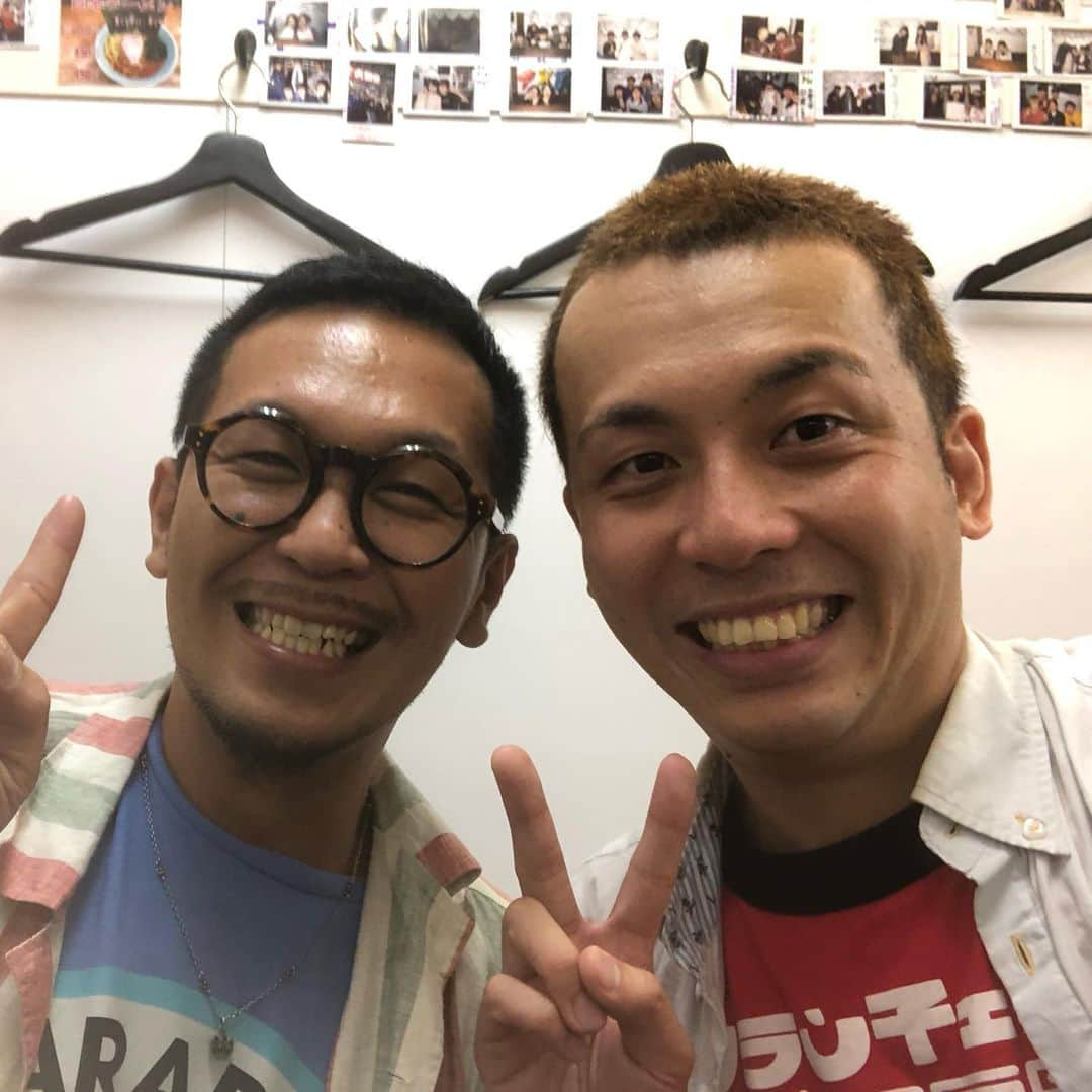 てっぺいさんのインスタグラム写真 - (てっぺいInstagram)「本日の『てっぺーライブ』ありがとうございました！ 皆さんのおかげもあり、非常に盛り上がりました！ そして、今回は以前のてっぺーライブの企画で北海道に行った時に仕事紹介してくれたり助けてくれた菊地さんが来てくれました！ 絆ですね。 めちゃくちゃ嬉しかった！ 今度はあなたの街へ行くかもしれません #てっぺーライブ #ナイスてっぺー #芸人 #ピン芸人 #企画挑戦 #体当たり芸人 #心霊スポットで動画に声入ってしまった芸人 #東京NSC10期 #よしもとクリエイティブ・エージェンシー #マクドナルド 歴13年 #11時のシンデレラ」7月20日 0時11分 - nice_teppee