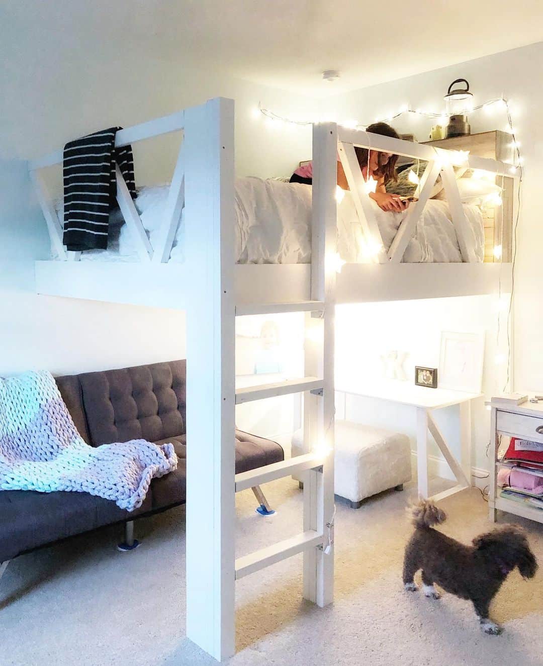 のインスタグラム：「I’d have been way more ticked off when she called to me last night at 10pm to tell me she was afraid of sleeping this high off the ground, if we had shelled out the big bucks for a loft bed. Luckily, we only spent $200 and 2 full days, building it ourselves 🤦‍♀️ (more in stories)」