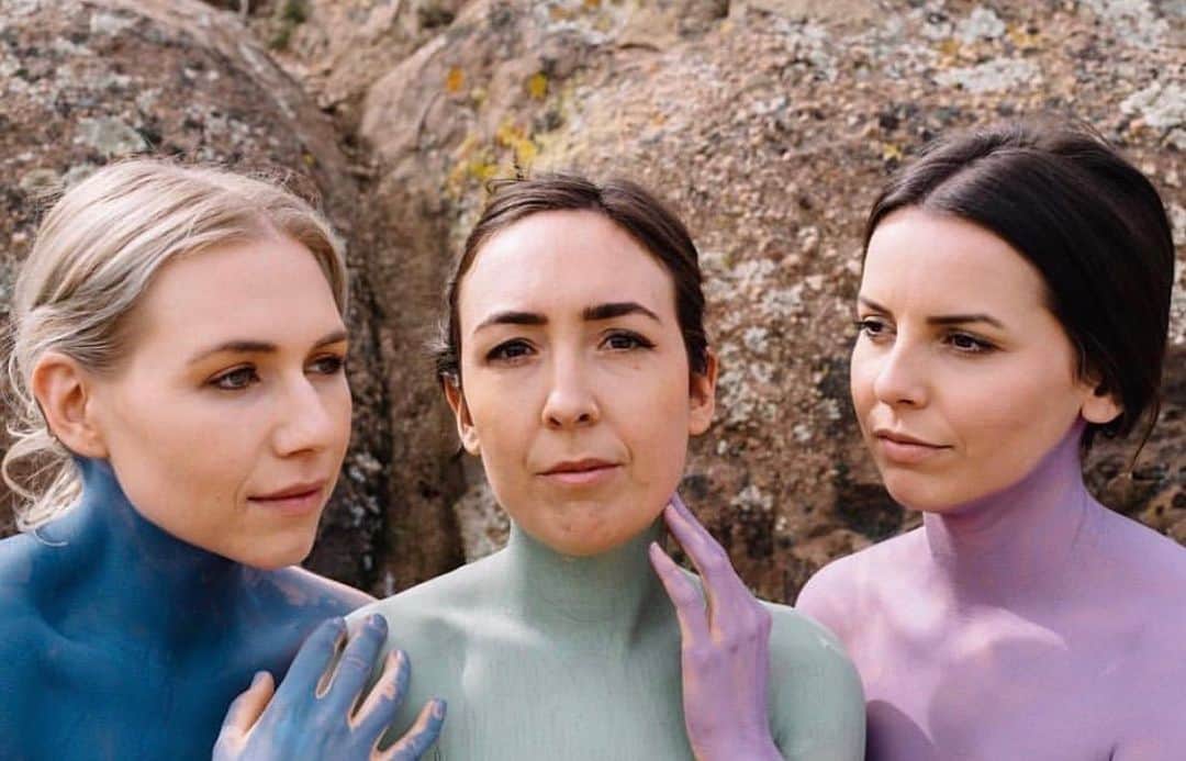 ブリアナ・エヴィガンのインスタグラム：「These 3 gems at the troubadour tonight! Wohoooooo congrats ladies. Love you all! Knock em dead tonight, I know you will. ❤️」