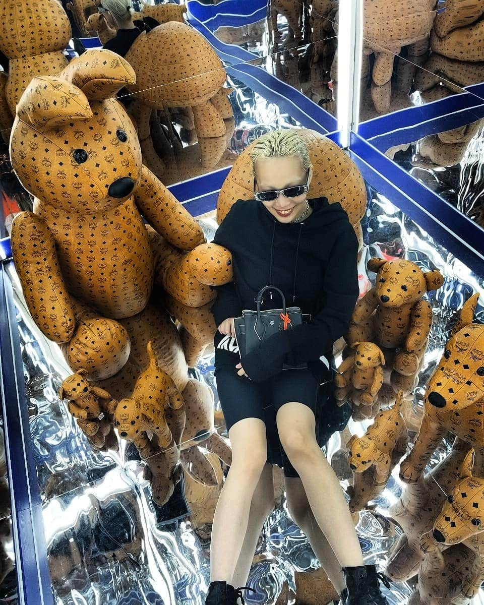 yakoさんのインスタグラム写真 - (yakoInstagram)「@mcmworldwide  @mcmjapan  新しく生まれ変わったMCM GINZA Haus 1へ ショップありミュージアムあり、MCMのルーツを感じられる空間でした🔥 みんなも是非行ってみてね～ 3枚目はじじばばツーショットで with @takuma_iwasaki 👫 4枚目はサステナブルの第一段コレクションとして展示されてたもので一目惚れしたやつ😍#mcm #mcmjapan #mcmtokyo #pr」7月20日 0時24分 - yaco_tsukiyomi