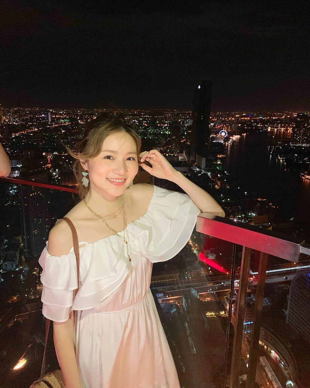 松本未夢さんのインスタグラム写真 - (松本未夢Instagram)「View สวยมาก😍🌃 cocktailนี้เผ็ดมาก🤣🍹🌶 . . 久しぶりのSirocco 🌃💗✨下のバーで飲んだノンアルコールカクテルが辛かった件🙈🌶🍹🤣 . . #มิมุ #ไม่ใช่มุมิ #คนญี่ปุ่น #วันสุข #เที่ยว #Mimu #mimusdiary #bangkok #bangkoknight #bangkoknightlife #rooftopbar #sirocco #fridaynight #sightseeing #girlsparty #バンコク生活 #バンコク在住」7月20日 0時32分 - miiimuuu_chan