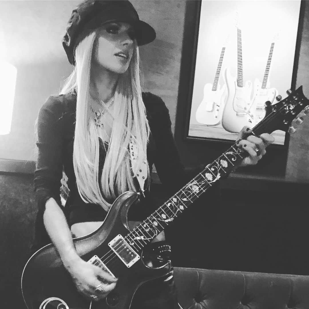 オリアンティさんのインスタグラム写真 - (オリアンティInstagram)「#Nashville #studio @prsguitars 📷 @ctkmgmt」7月20日 0時26分 - iamorianthi