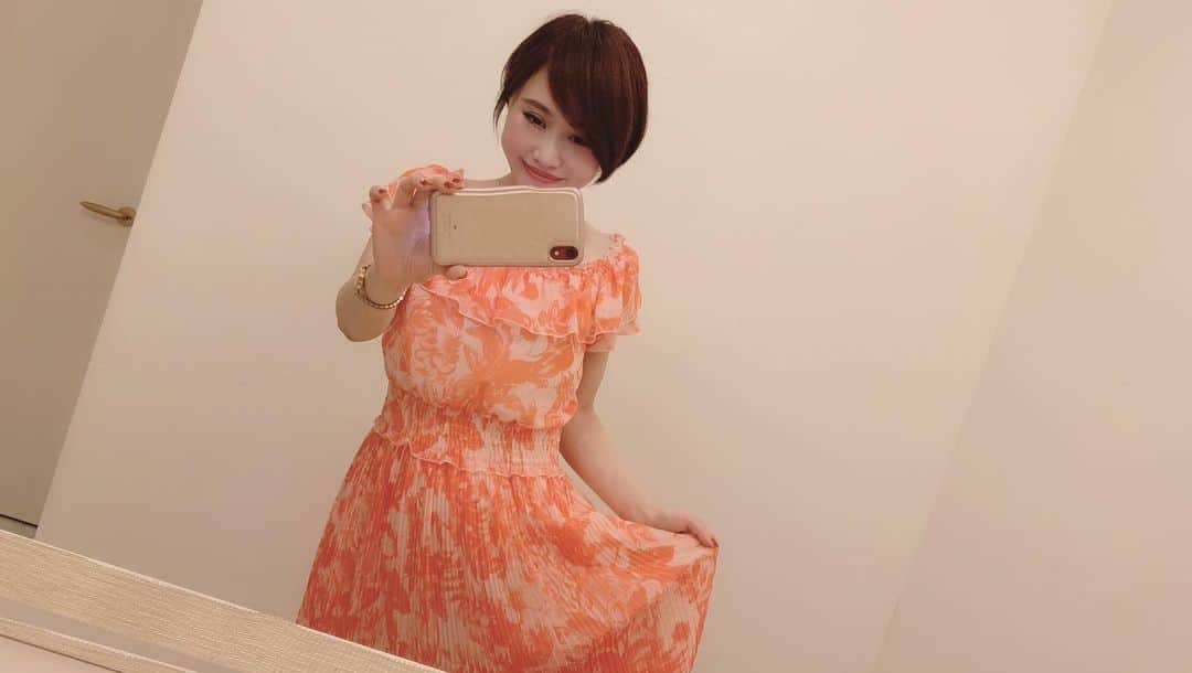 Karinのインスタグラム：「新横浜チャーリーズBAR🍷  本日の衣装👗 皆さんはどんな一日でしたか❓ 明日も素敵な一日を✨ ・ 次回のチャーリーズBAR出演は9/7(土)お客様セッションナイトです🎵 ・ #新横浜 #ラントラクト #JAZZ #LENTRACTE #BAR #シンガー #シンガーソングライター #音楽 #音楽好きな人と繋がりたい  #ライブ #写真 #live #photo #music #ilovemusic #livemusicphotography #musicgram #karin #singer #singersongwriter」