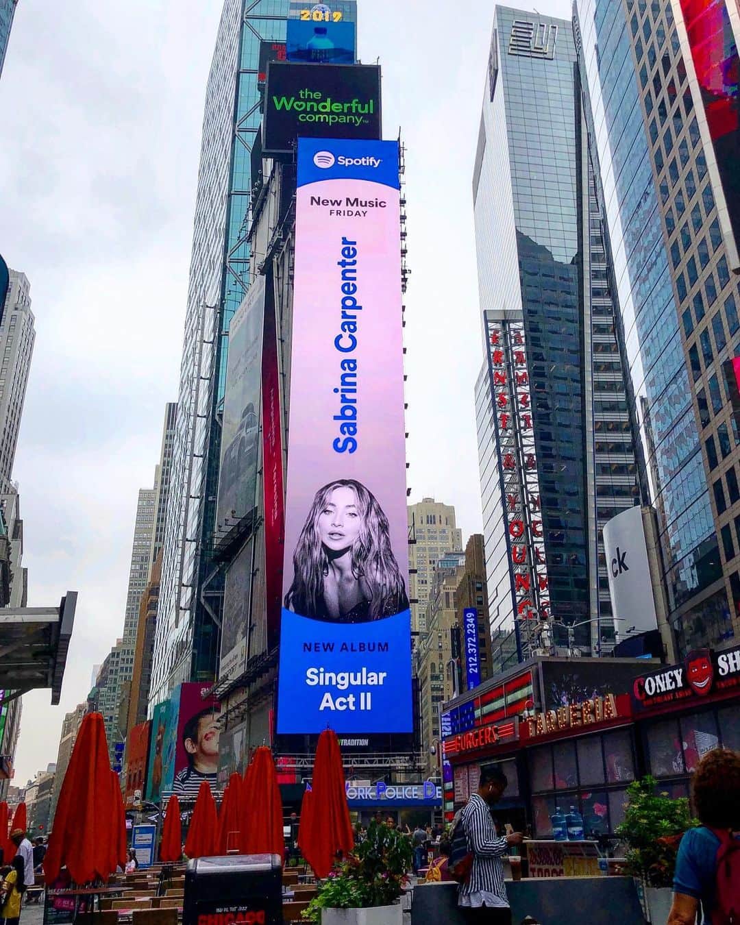 サブリナ・カーペンターのインスタグラム：「happy singular day to this handsome building  thank you @spotify this is unreal」