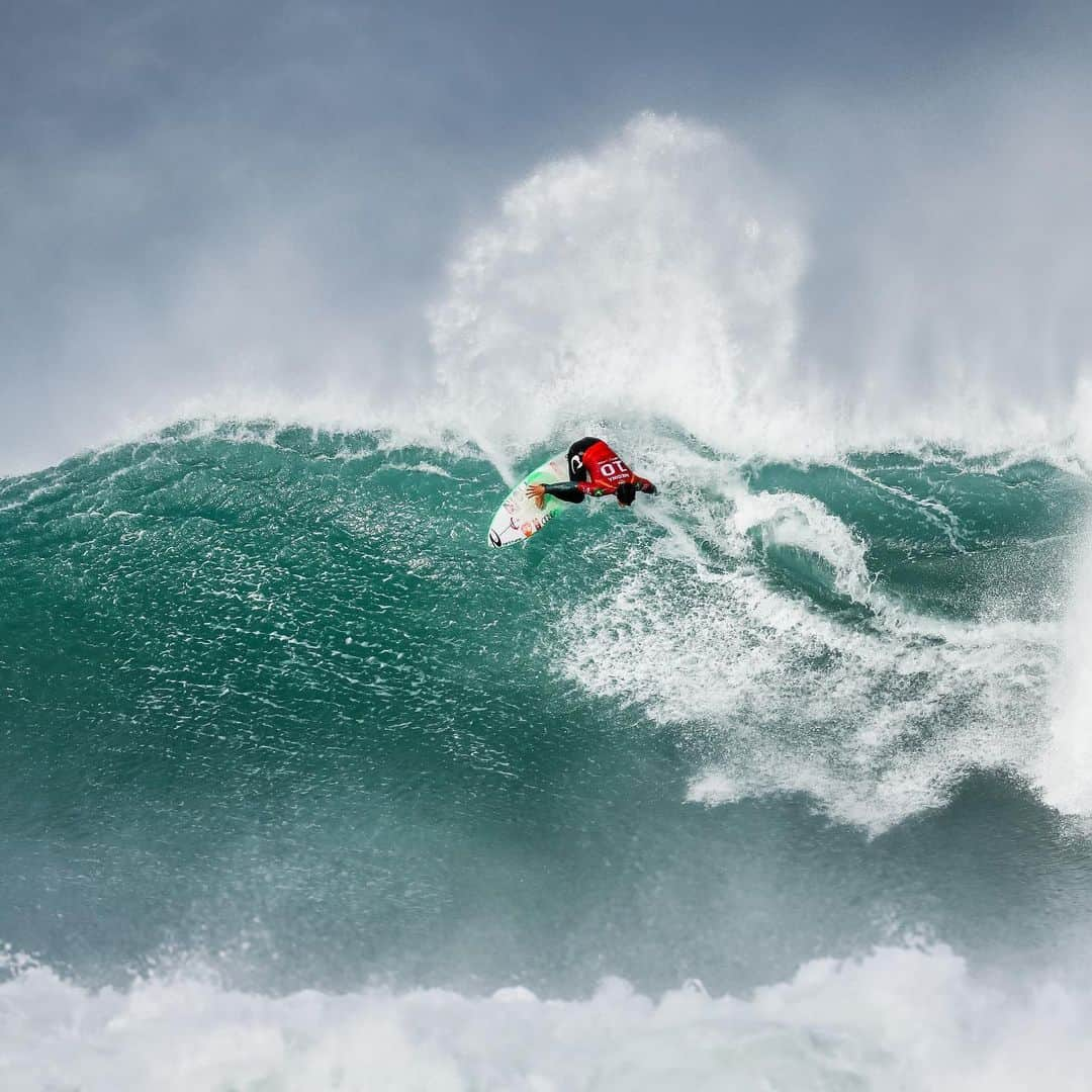 Surf Magazineさんのインスタグラム写真 - (Surf MagazineInstagram)「@gabrielmedina is officially the most dangerous surfer in the world. His final against @italoferreira at J-Bay toe’d the line of perfection. If history repeats itself, his back half of the 2019 season will send the hopeful lambs to slaughter. The 2x World Champ’s got blood on his tongue; and, it tastes good! Photography @wsl」7月20日 0時28分 - stab