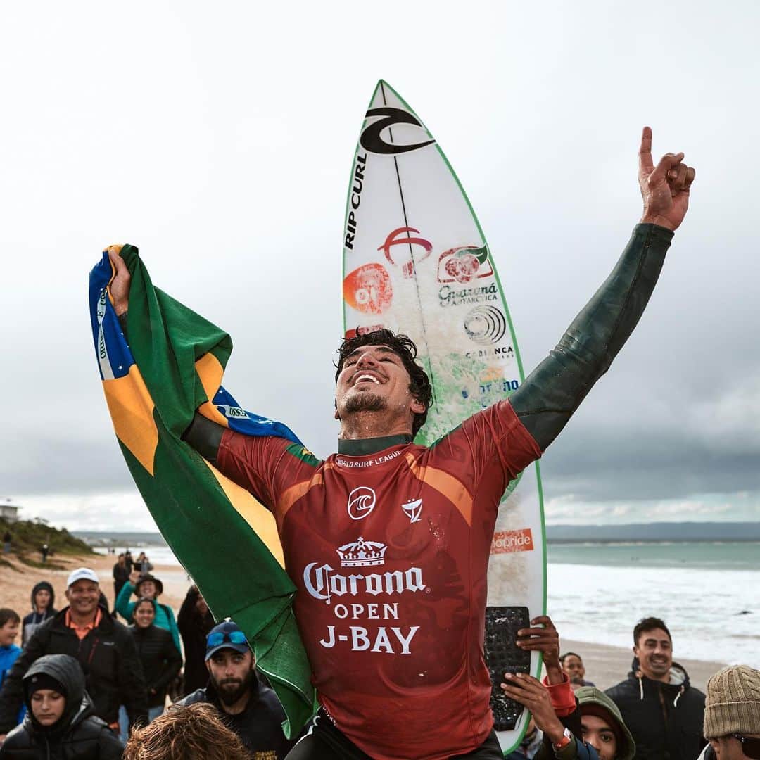 Surf Magazineさんのインスタグラム写真 - (Surf MagazineInstagram)「@gabrielmedina is officially the most dangerous surfer in the world. His final against @italoferreira at J-Bay toe’d the line of perfection. If history repeats itself, his back half of the 2019 season will send the hopeful lambs to slaughter. The 2x World Champ’s got blood on his tongue; and, it tastes good! Photography @wsl」7月20日 0時28分 - stab