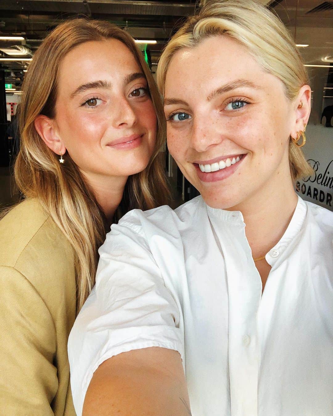 Estée Lalondeのインスタグラム：「Forcing this natural beauty to be my new bff @taylor_frankel 💋- she’s on my podcast talking all things @nudestix #onthelinepodcast @youreontheline (link in bio) 💕」