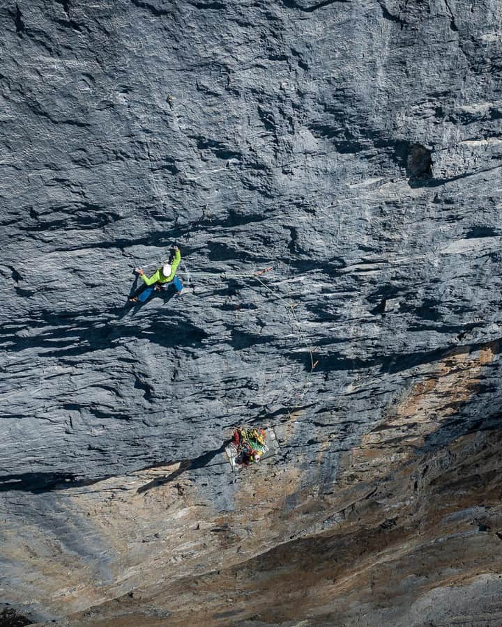 Mammutさんのインスタグラム写真 - (MammutInstagram)「In 2018, the 350 meters long "Silberrücken" with a difficulty of 8a+ was established by Mammut Pro Team athlete @stephansiegrist and his partner @rogerschaeli. Now, in june 2019 they accomplished the first redpoint ascent of the route.  And it wasn't easy: The center of the face is steep and hard with some passages where protection can only be placed sparsely. 📷@frank_kretschmann #mammut_swiss1862 #climbing #climbing_worldwide #climbingmountains #climbinglife #climbingrocks」7月20日 0時30分 - mammut_swiss1862