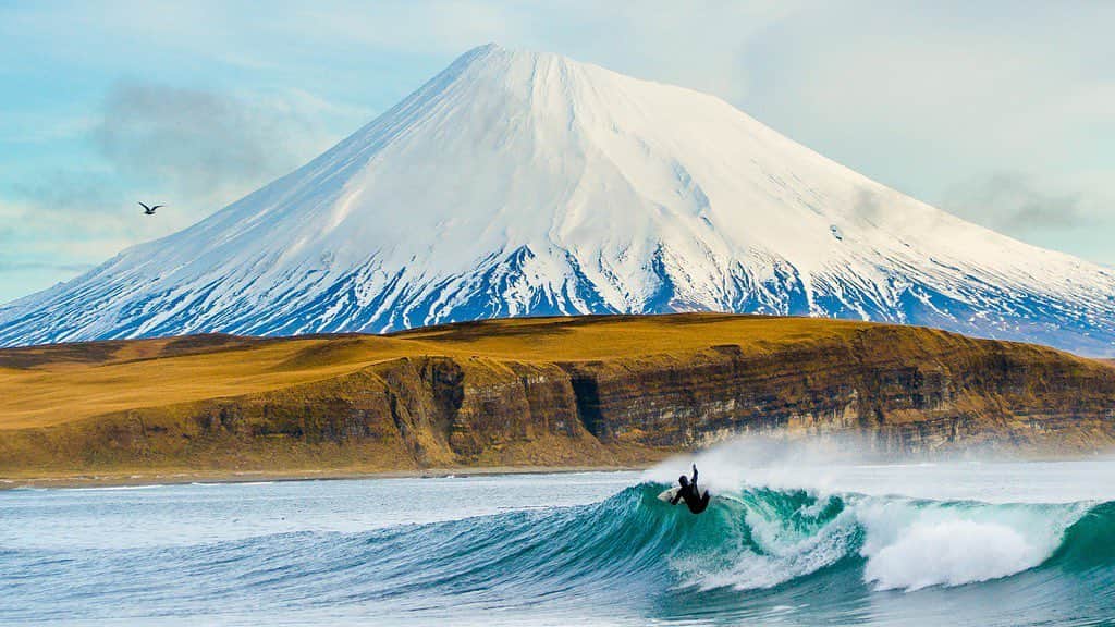 TED Talksのインスタグラム：「Surf photographer Chris Burkard is obsessed with the coldest, choppiest and most isolated beaches on Earth. He isn’t bothered by stepping over chunks of ice on the coastline, and in his opinion, the rougher the waves, the better. Each picture Chris takes is precious, because he is forced to earn every stunning shot. “Anything that is worth pursuing is going to require us to suffer, just a little bit,” he says. To see more of Chris’s jaw-dropping photography, head to go.ted.com/snowsurf and follow @chrisburkard  Photo courtesy of Chris Burkard」