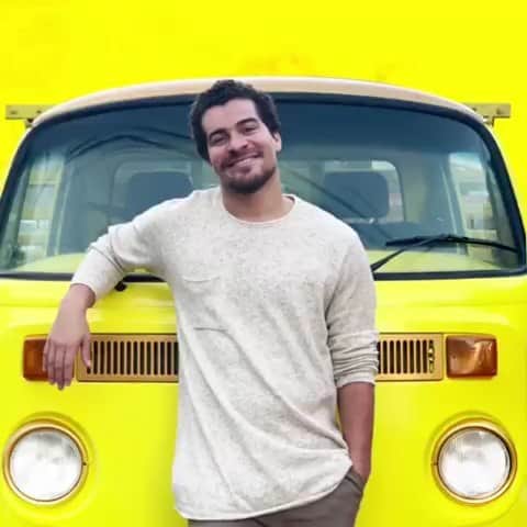Sorriso Marotoのインスタグラム：「Tem lançamento dos bons hoje nos aplicativos de música e no Youtube! 😀 Pensem numa música LINDA.. É a nova do nosso @tgmartins! 😍 Corre agora pra ouvir e assistir o clipe de #MaisJovemMaisBelaMaisLinda! 👊🏼」
