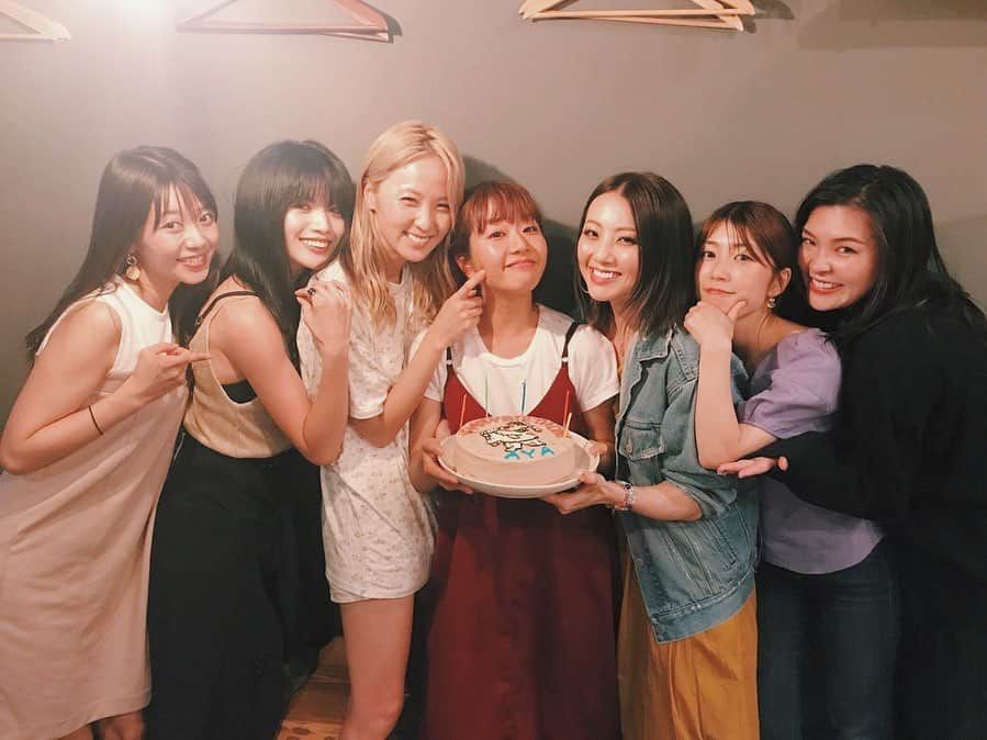 橘佳奈さんのインスタグラム写真 - (橘佳奈Instagram)「今年もみんなでお祝い🥂 みんなから愛されまくってる理由がアヤの言葉や行動を見てたらわかる。 本当にほんまにおめでとう😘❤️ _ #Dreamaya #あやちゃんいっぱい笑って泣いたり大忙しだったね #でもそんな全力なあやがみんな愛おしいのよ #ケーキはami画伯 #今回は写真出演ではなく参加出来ました🙆🏻‍♀️ #私のハート #古いらしい🤦🏻‍♀️」7月20日 0時35分 - tachibana__kana