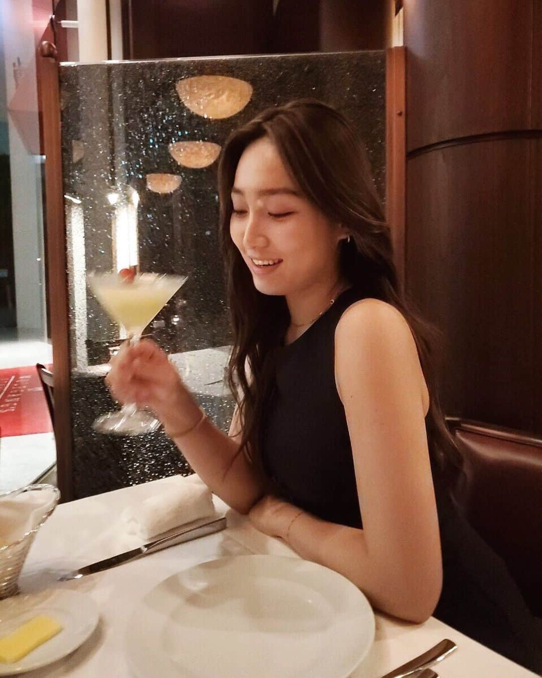 のインスタグラム：「peach basil martini🍸🌕🍃」