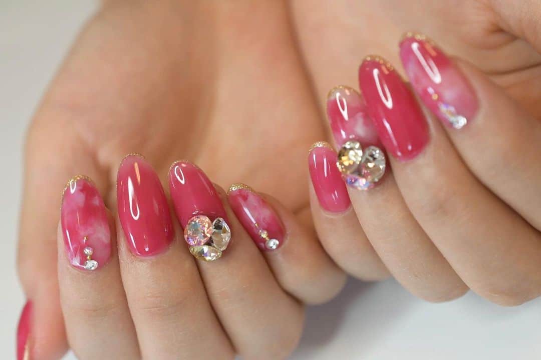 Yuka Maeda ::manicurelistのインスタグラム：「. . 大阪市北区 梅田.中崎町.駅から徒歩7分🚶‍♀️ CADENAS nail eyelash  マツエクアカウント @cadenaseyelash LINE:@ cadenas 🆔検索🙋‍♀️ tel:06-4792-8617. cadenas.nail@gmail.com. . #ネイル #ジェルアート #大人かわいい #梅田ネイル #堂山町 #大人ネイル #個性派ネイル #クリアネイル #ジェルネイル #nail #notd #ニュアンスネイル #instanail #ワンカラー #春ネイル  #ネイルデザイン #ongels #美甲 #cadenasnail  #ジェルデザイン #cadenas #指甲 #spring #Insatnails #fashion #シアーネイル #うる艷ネイル #トレンドネイル  #ベリーピンク #ピンクネイル」