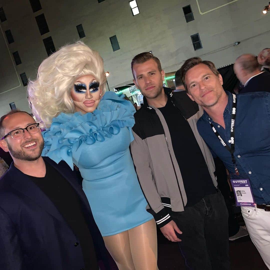 マイケル・ドイルのインスタグラム：「Yes @trixiemattel makes everyone look 5’8”. Happy Friday! Great night at @outfest Opening Gala. #sellbymovie」
