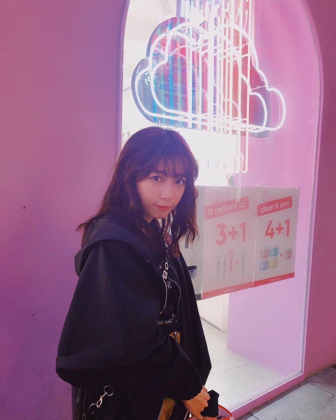 真山りかさんのインスタグラム写真 - (真山りかInstagram)「.﻿ ﻿ MUSiCフェスのニコ生での﻿ 振り返りありがとうございました〜〜﻿ ﻿ フェス後にお休みもらったから﻿ 友達と韓国旅行に行ってました🥰✌️﻿ ﻿ #友達と旅行初めてで楽しかった﻿ ﻿ #買い物した感満載の写真﻿ ﻿ #trip #여행스타그램﻿ ﻿ #まやまにあ﻿ ﻿ .」7月20日 0時52分 - ma_yama_official