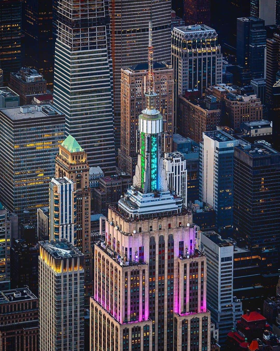 Empire State Buildingさんのインスタグラム写真 - (Empire State BuildingInstagram)「What would you do with $5,000? 🤔 . Tap bio link to enter your best photo of, or from, our building and it could all be yours! 💰 . 📷: @beholdingeye via @flynyon #EmpireStateBuilding」7月20日 0時53分 - empirestatebldg