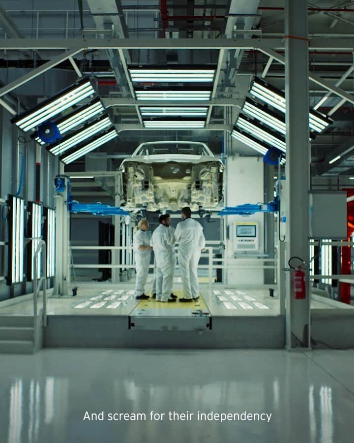 ランボルギーニのインスタグラム：「Art is freedom. It’s not following a path but creating your own road. That’s what we did with our Lamborghini Paint Shop: a place created to create.  #Lamborghini #Urus #LamborghiniPaintShop #CreatedToCreate #SinceWeMadeItPossible」