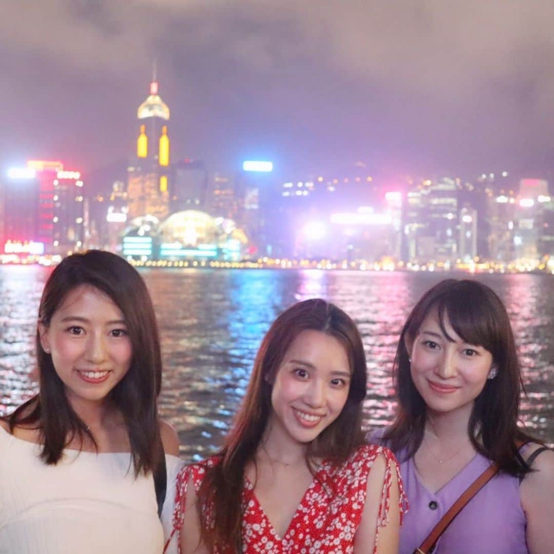 下田奈奈さんのインスタグラム写真 - (下田奈奈Instagram)「*﻿ 香港旅行記②「100万ドルの夜景」🇭🇰﻿ ﻿ ﻿ 香港といえば有名なのが#100万ドルの夜景 ﻿ なんですが、梅雨なので雲がモクモク😢 ﻿ なんとか雨は降らないでくれたのですが﻿ どうしても夜景はぼんやりでした🌃﻿☁️ ﻿ ﻿ ﻿ ▼夜景スポット1「#シンフォニーオブライツ」﻿(画像1〜2枚目) 尖沙咀の港から見る反対側の岸にあるビルから出た光と音のショー✨ビルを使ったショーは新鮮👀﻿人混みすごい！笑 ﻿ ﻿ ▼夜景スポット2「#ビクトリアピーク」﻿(画像3〜4枚目) 香港島からビクトリアピークという山に登って香港の街一体の夜景を見下ろすスポットへ。雲が厚くて20万ドル位の夜景でした😂 ﻿ ﻿  またいつか、100万ドルの夜景にリベンジしたい🥺⭐️﻿ ﻿ ﻿ #香港 #香港旅行 #hongkong #香港夜景 #香港100万ドルの夜景 #100万ドルの夜景 #百万ドルの夜景 #女子旅 #女子旅行 #明治og #ゆる旅 #アジア旅行 #アジア旅行記 #女子海外旅行 #映えスポット #ビクトリアピーク #シンフォニーオブライツ #symphonyoflights #victoriapeak #尖沙咀 #香港島」7月20日 0時57分 - shimodanana