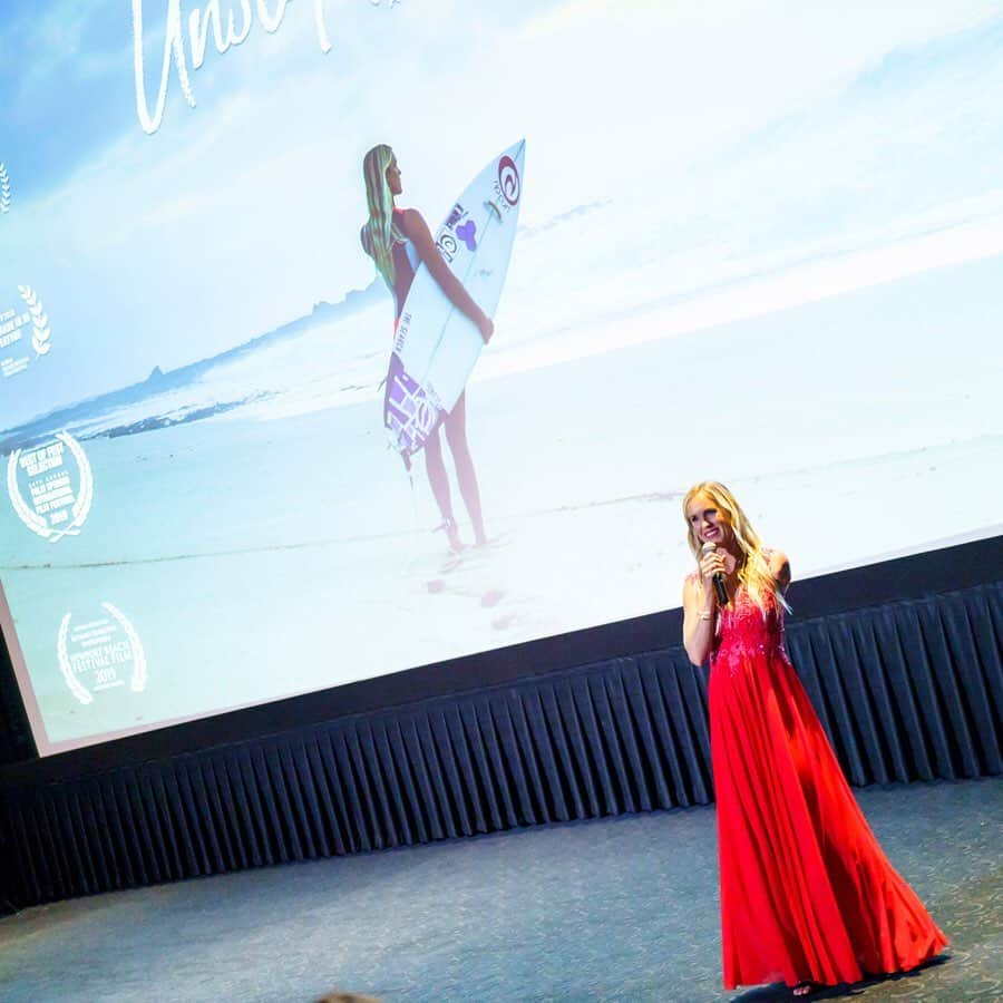 Bethany Hamiltonさんのインスタグラム写真 - (Bethany HamiltonInstagram)「#Flashback to last week’s @unstoppablethefilm premiere! I still can’t believe it’s in theaters now!!!! I had so much fun celebrating the film with friends and family last week, and it’s so exciting to see @lieberfilms’s and my hard work all come together.  A special thank you to @esglobalmedia, @ripcurl_usa, @corkcicle, @dolbylabs, @cobianfootwear, @primalkitchenfoods, and @gtechnology for believing in the film and for all of their support at the premiere. I also want to say thank you to all of our Kickstarter supporters who believed in the project from the beginning and got it off the ground. Lastly, thank you to everyone who has shared about the film and helped spread the word about it! Mahalo nui!  @unstoppablethefilm is still in theaters! Please support the film and go watch it!!!! Link in bio to find your theater! #unstoppable」7月20日 1時02分 - bethanyhamilton