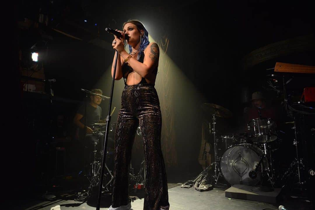 トーヴ・ローさんのインスタグラム写真 - (トーヴ・ローInstagram)「Back playing @theboxnyc last night ♥️ it was an emotional one, brought me back to when we played here in 2014 and Habits was taking off. Everything was so new and a little scary. It’s easier for me to take in all the crazy moments now, the butterflies are different. But still VERY present. I love my tour fam and everyone in my team! and all my fans!」7月20日 1時03分 - tovelo