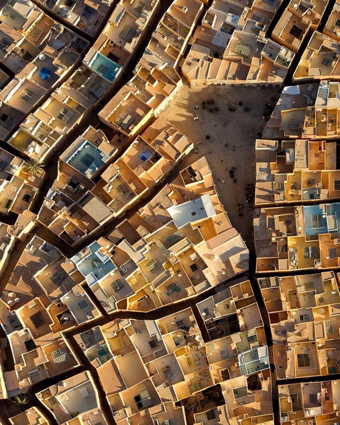 National Geographic Travelさんのインスタグラム写真 - (National Geographic TravelInstagram)「Photo by George Steinmetz @geosteinmetz | A rare aerial view of Beni Isguen, the exquisitely preserved medieval city in the Algerian Sahara. The pious non-Arabic Muslim inhabitants don’t allow photography inside the fortified city walls, and visitors have to wander the narrow footpaths with a local escort to insure that rule is respected. The rooftops are walled off to ensure privacy while sleeping outside in the cool night air. The triangular feature on the left is the town market. To view more of our world from above, follow @geosteinmetz.  #Mzab #Ghardaïa #UNESCOWorldHeritage #paramotor #notadrone」7月20日 1時10分 - natgeotravel