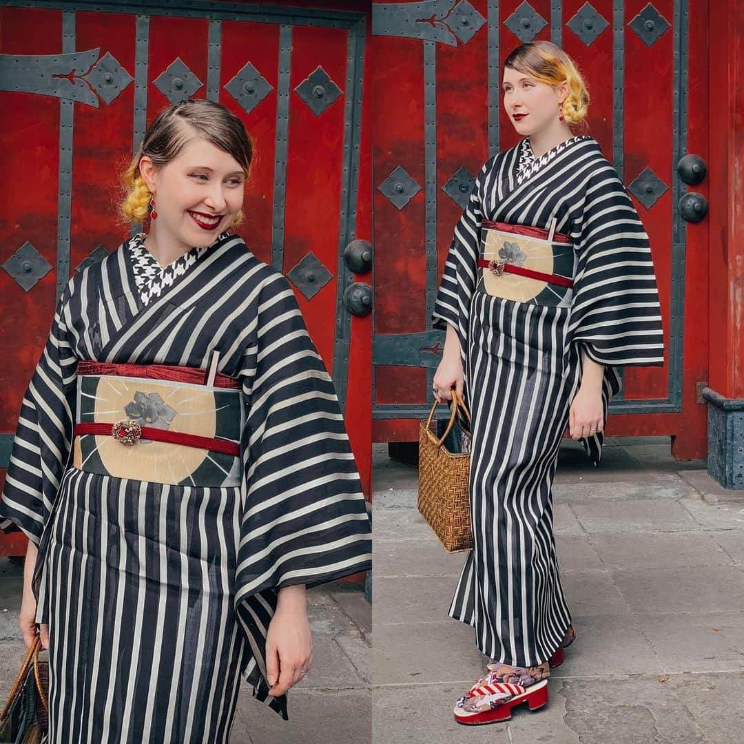 Anji SALZさんのインスタグラム写真 - (Anji SALZInstagram)「Yesterday’s look 👀 Antique striped summer kimono (can you see how it is slightly sheer?) which I bought off my dear friend @haruminosuke 🥳 Paired with an antique summer obi of ro silk and drawings of paper umbrellas ☂ The kimono is very short so I’m wearing it “tsuitake” (対丈) that means without the ohashori fold. Despite strict kimono folks rattling about the need of the fold - in the old time this wasn’t a thing - so don’t stress about it 😘❤️ アンティーク着物の美術館に合わせて @haruminosuke から買い取ったアンティーク夏着物とお江戸和子で見つかった和傘の帯❤️ 暑くなったねw #kimono #antique」7月20日 1時10分 - salztokyo